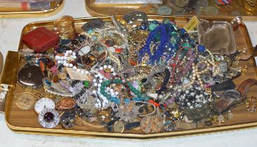 TRAY CONTAINING VARIOUS COSTUME JEWELLERY