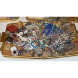 TRAY CONTAINING VARIOUS COSTUME JEWELLERY