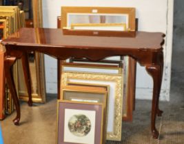 QUANTITY VARIOUS FRAMED PICTURES & MODERN MAHOGANY EFFECT CONSOLE TABLE