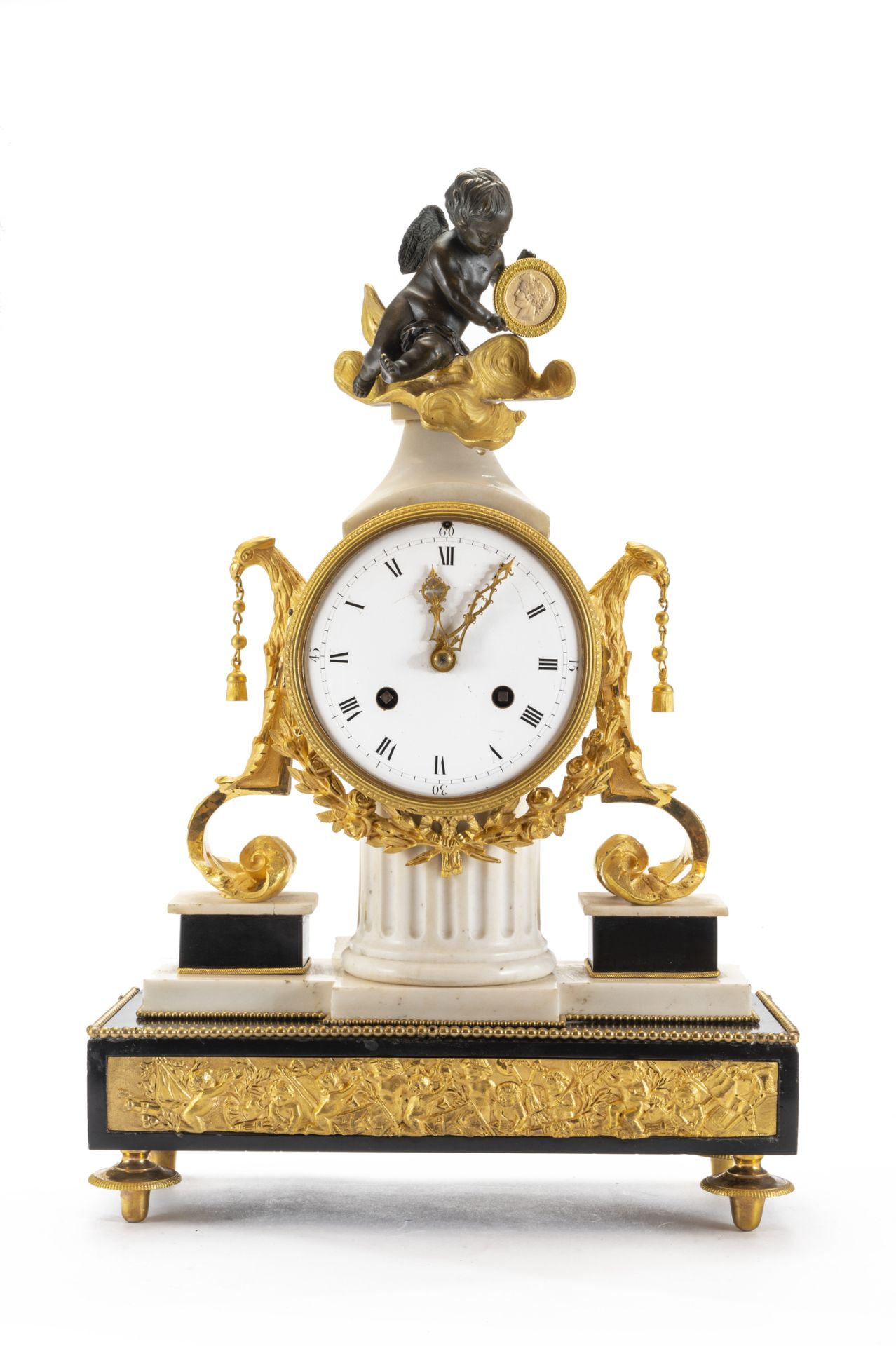 Orologio da appoggio francese in marmo bianco e nero, bronzo dorato al mercurio e in patina scura