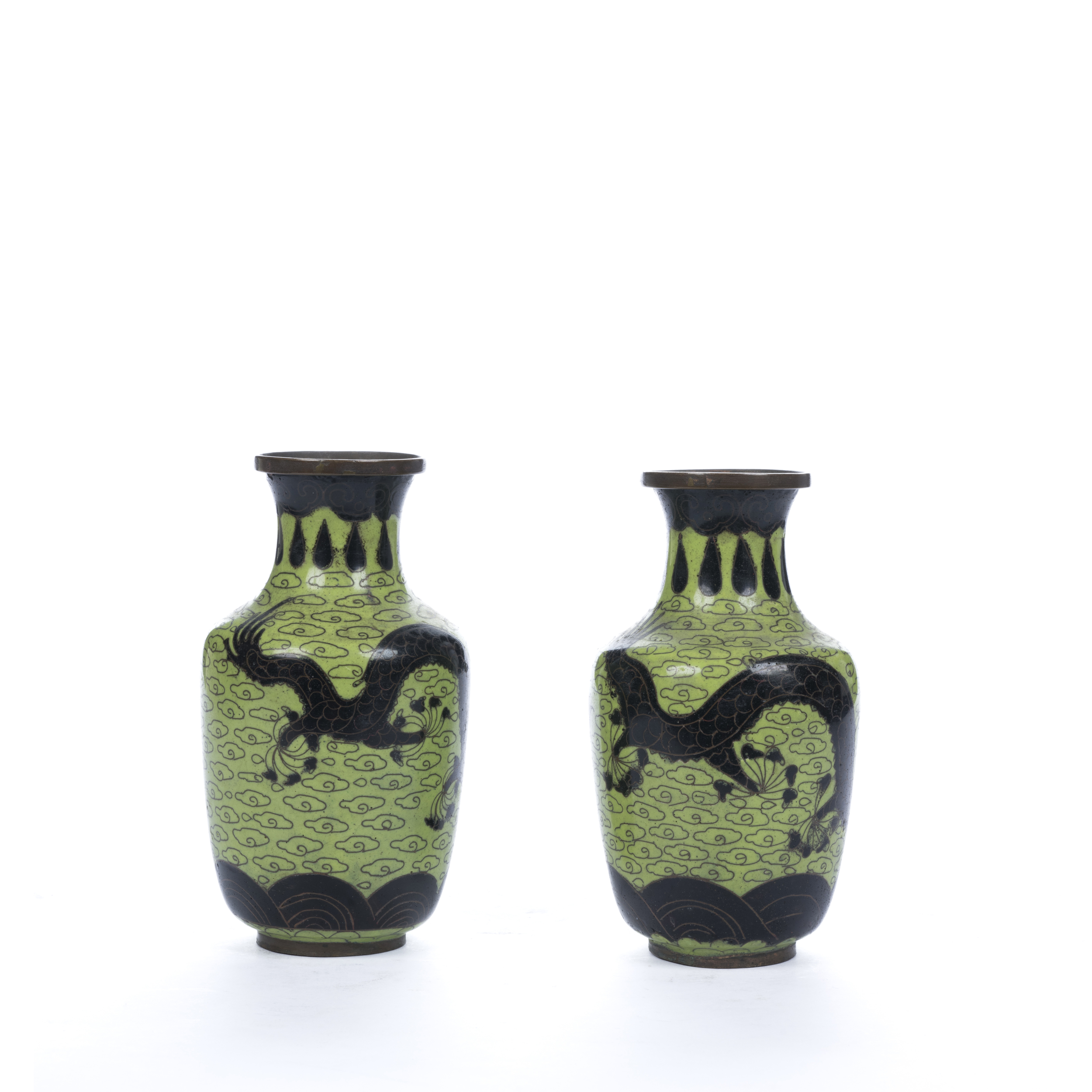 Coppia di vasi verdi con decoro di dragoni e nuvole - Image 2 of 3