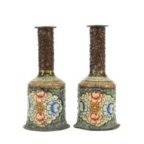 Coppia di vasi a bottiglia policromi decorati a motivi floreali