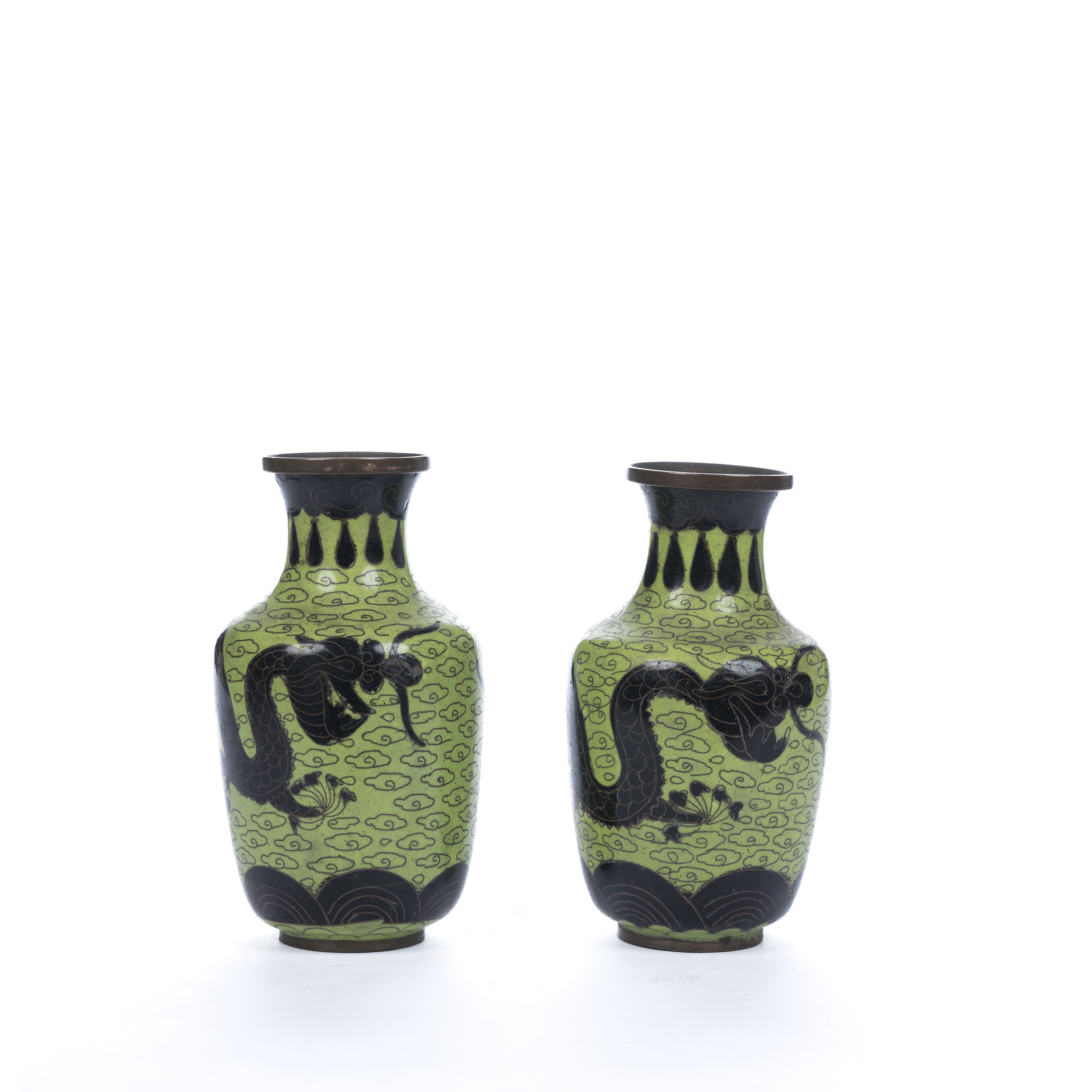 Coppia di vasi verdi con decoro di dragoni e nuvole