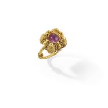 An Islamic gold ring with cabochon,