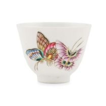 FAMILLE ROSE 'BUTTERFLY' CUP