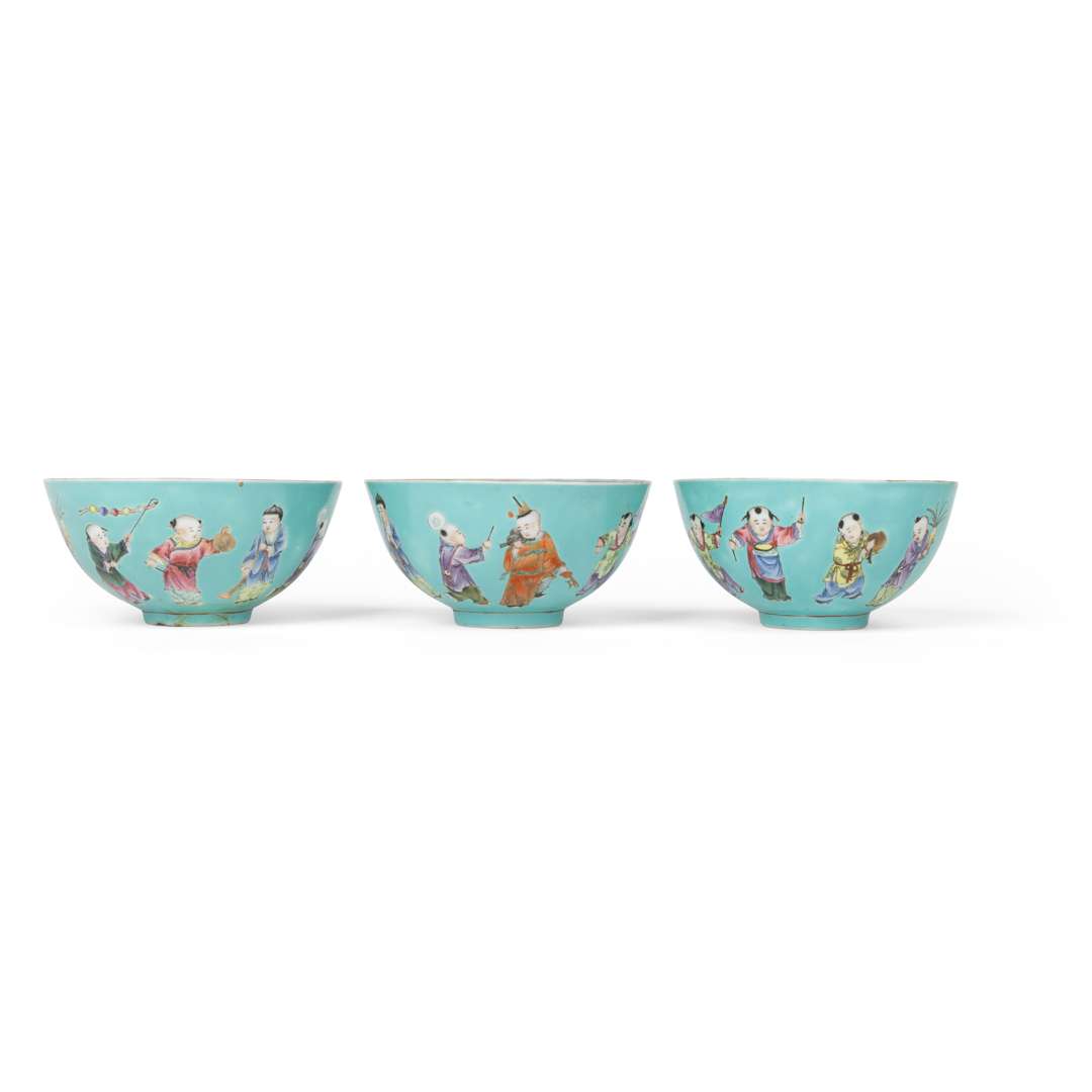 SET OF THREE TURQUOISE-GROUND FAMILLE ROSE BOWLS