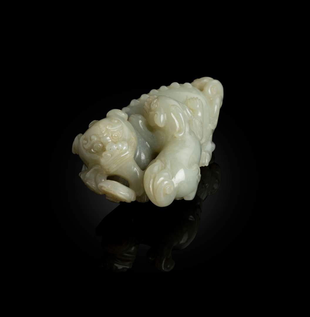 CELADON JADE CARVING OF A LION AND CUB - Bild 4 aus 5