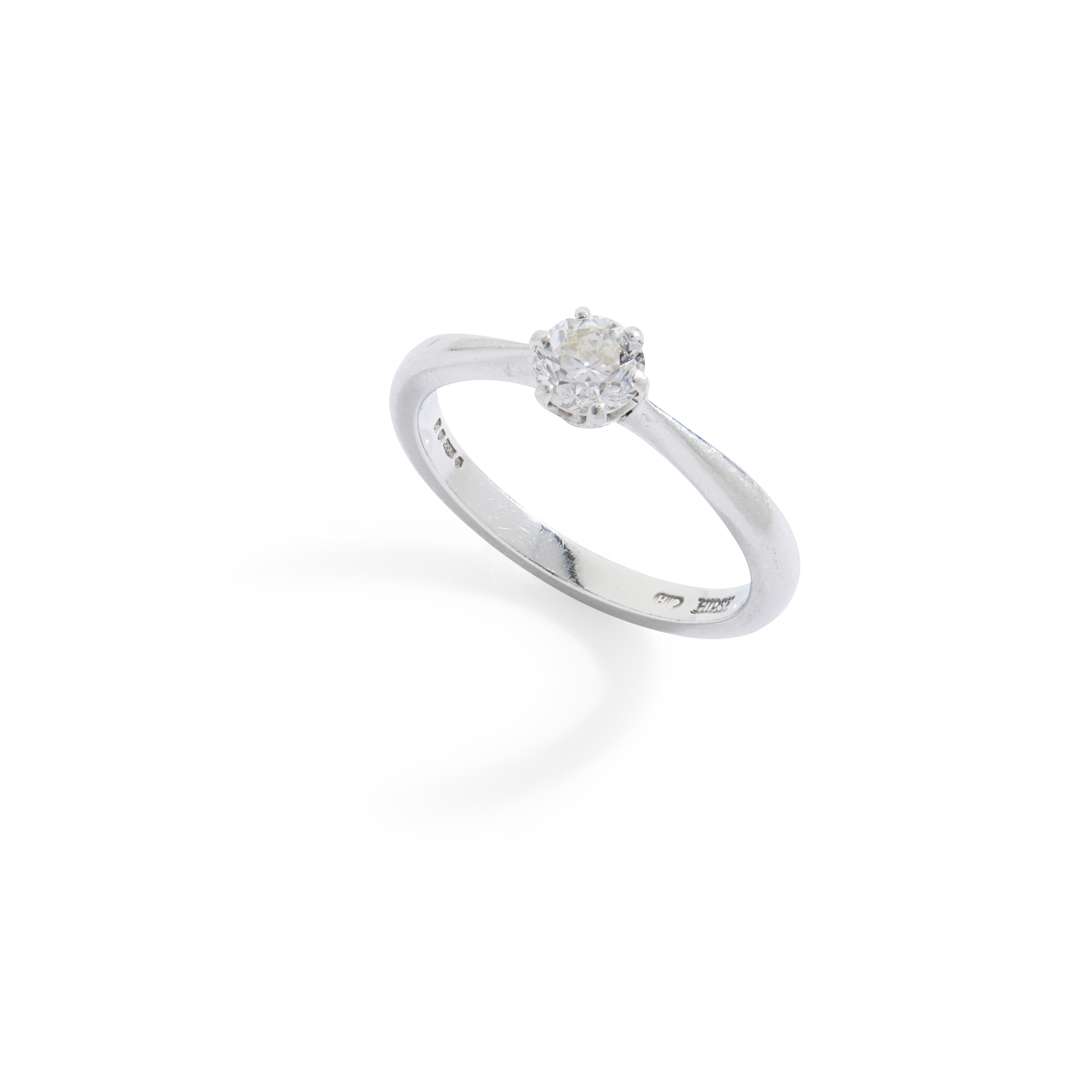 Hirsh: A plainum diamond single-stone ring