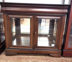 A wooden chest display cabinet, with glass doors and mirrored interior 85cm x 100cm x 40cm