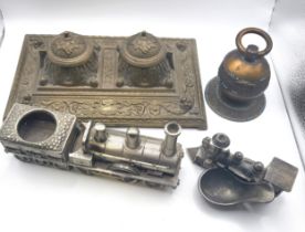 Box of two inkwells, train pipe stand and a train inkwell.