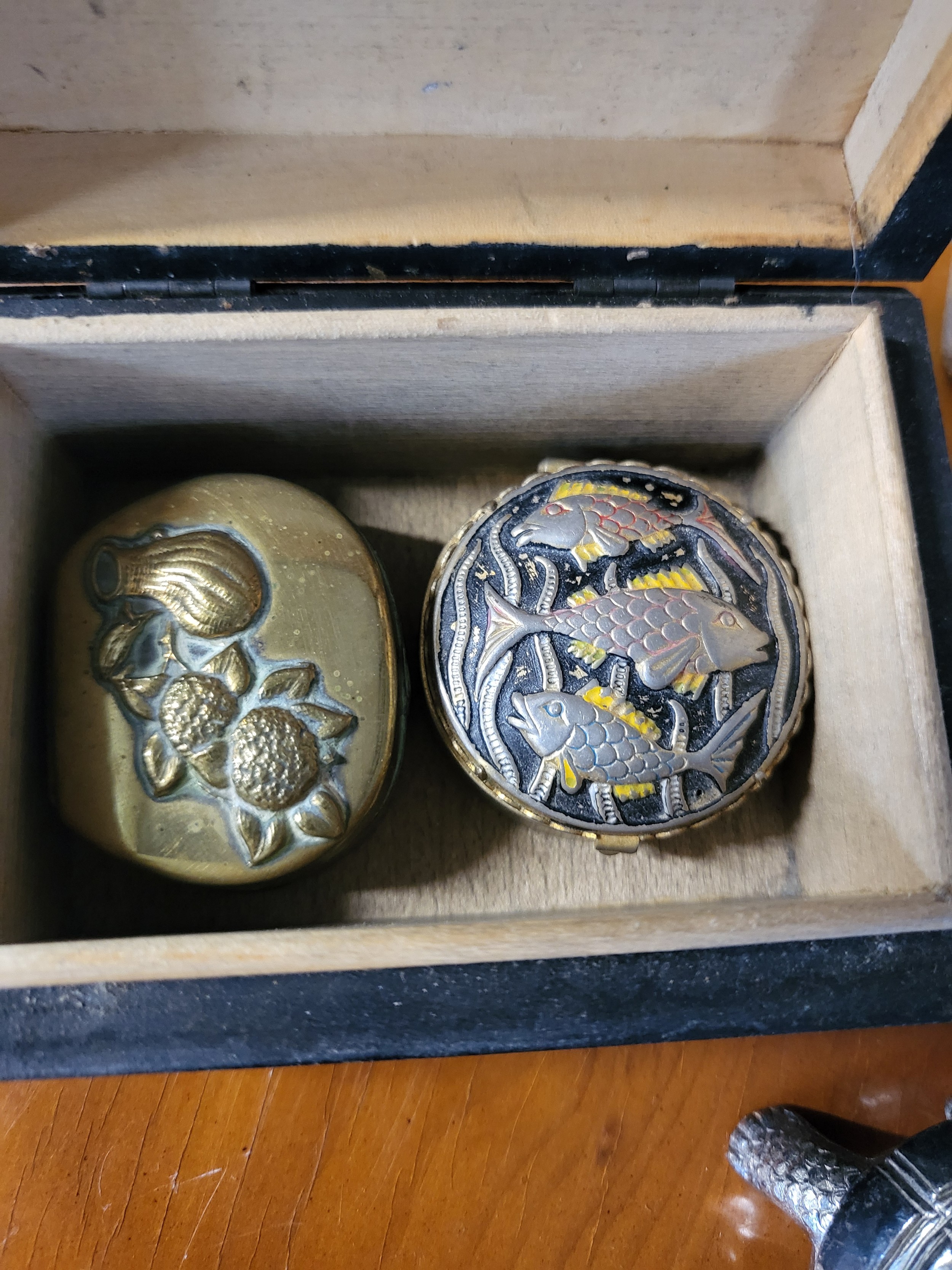 A carved wooden box containing sundries - Image 9 of 10