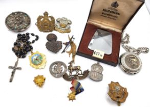 A group of various jewellery and militaria items, to include a white metal and turquoise brooch, a