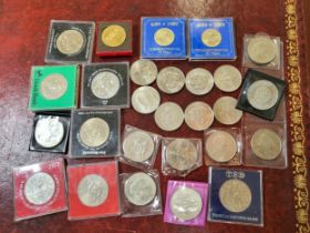 A collection of commemmorative crowns including 1689-1989 commemmorative £2 piece,
