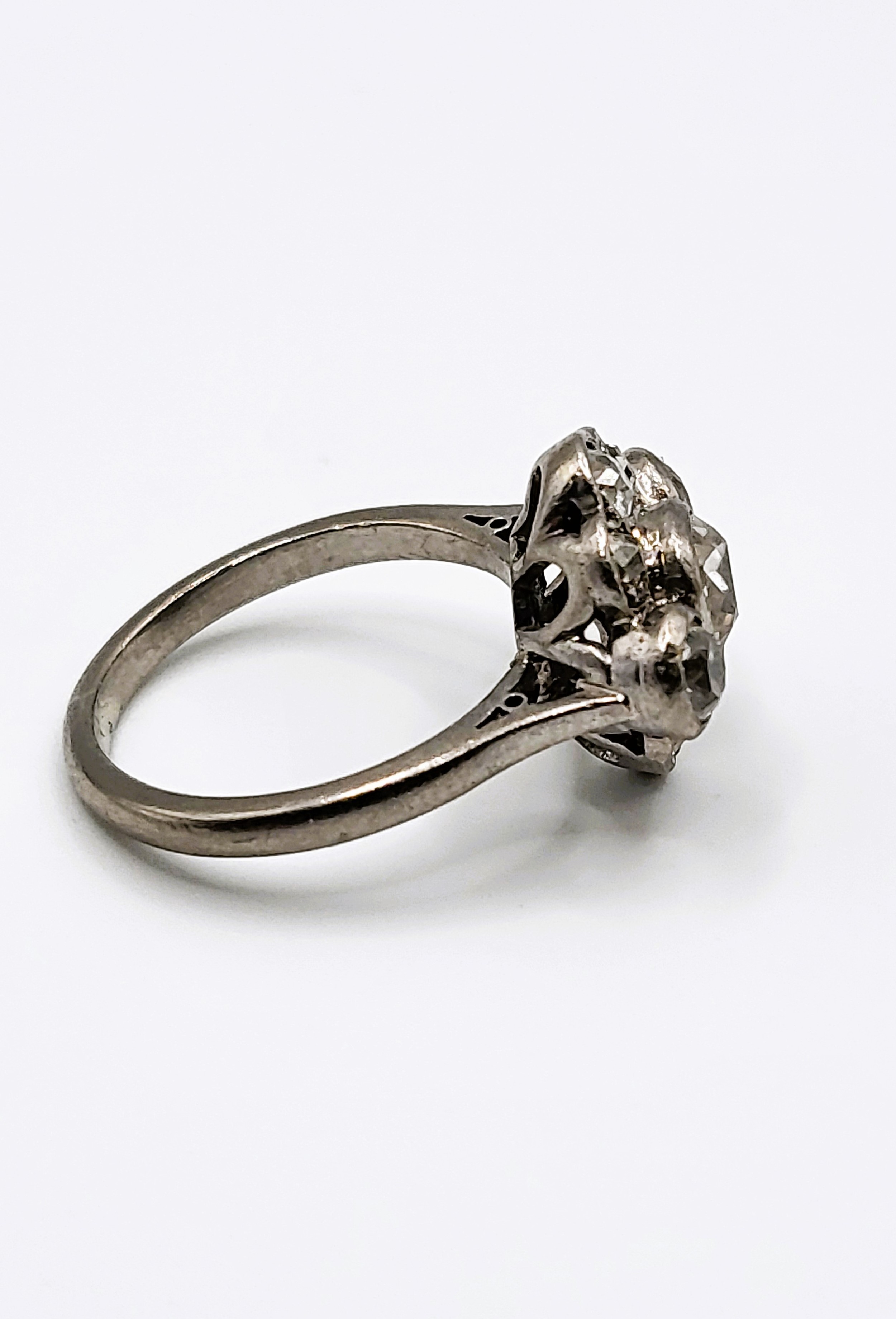 An 18ct white gold flower head-style diamond ring. - Bild 2 aus 3