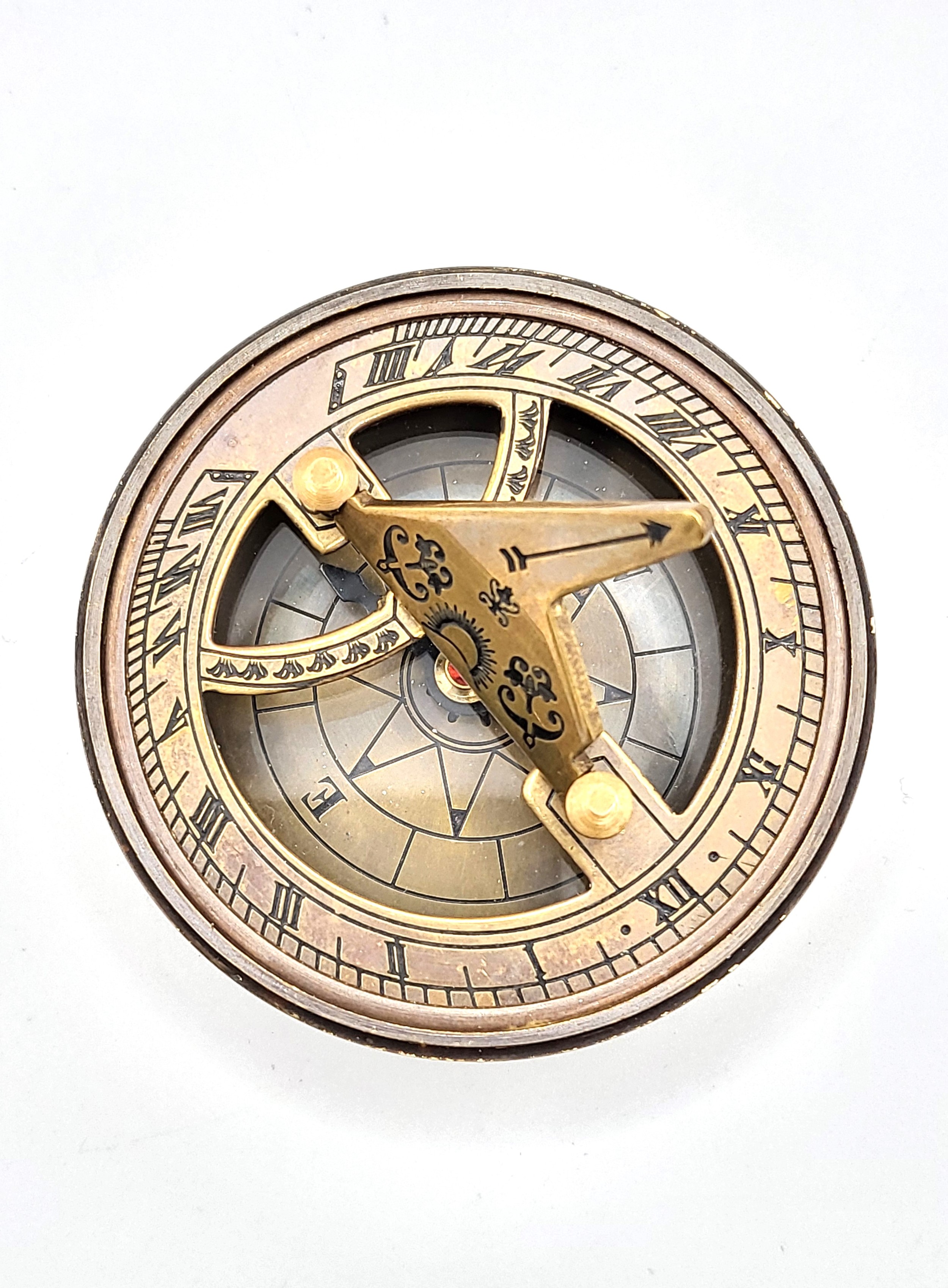 A novelty brass-cased sundial and compass. - Bild 2 aus 2
