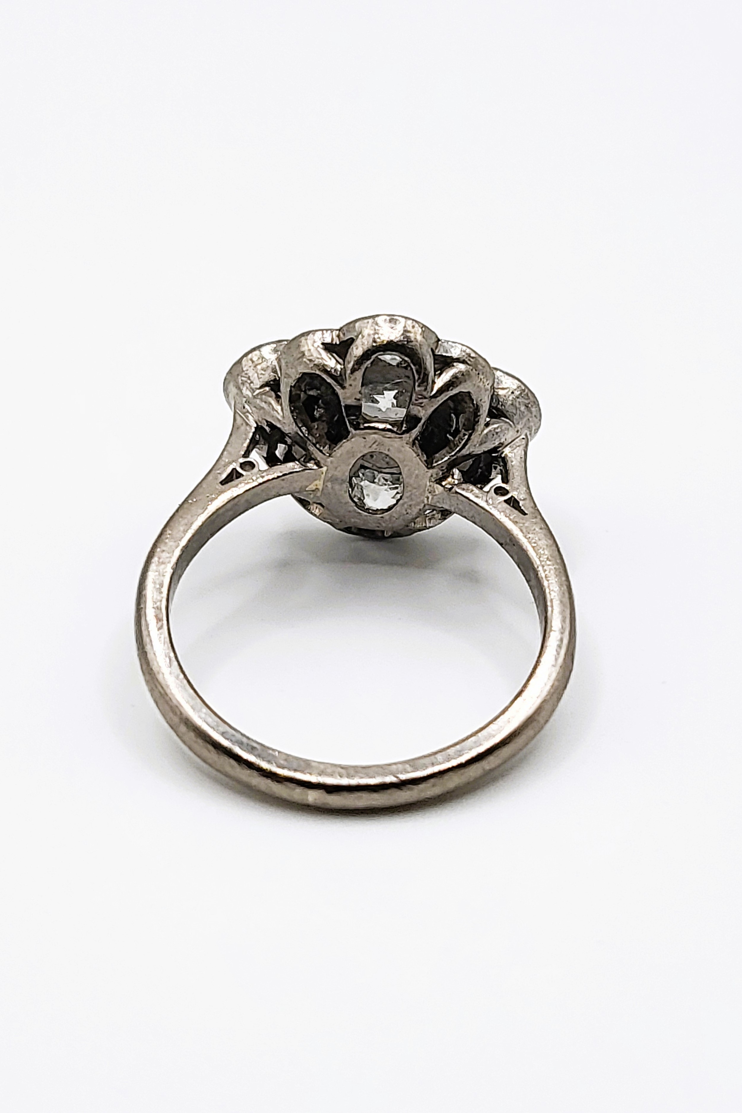 An 18ct white gold flower head-style diamond ring. - Bild 3 aus 3