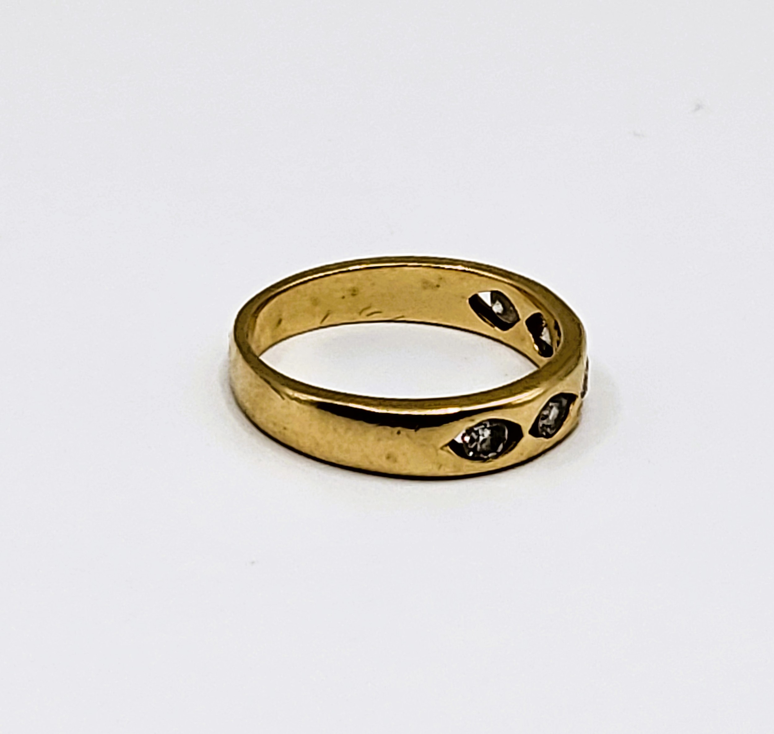 An 18ct yellow gold and diamond ring set with five round brilliant-cut diamonds, the diamonds of - Image 3 of 3