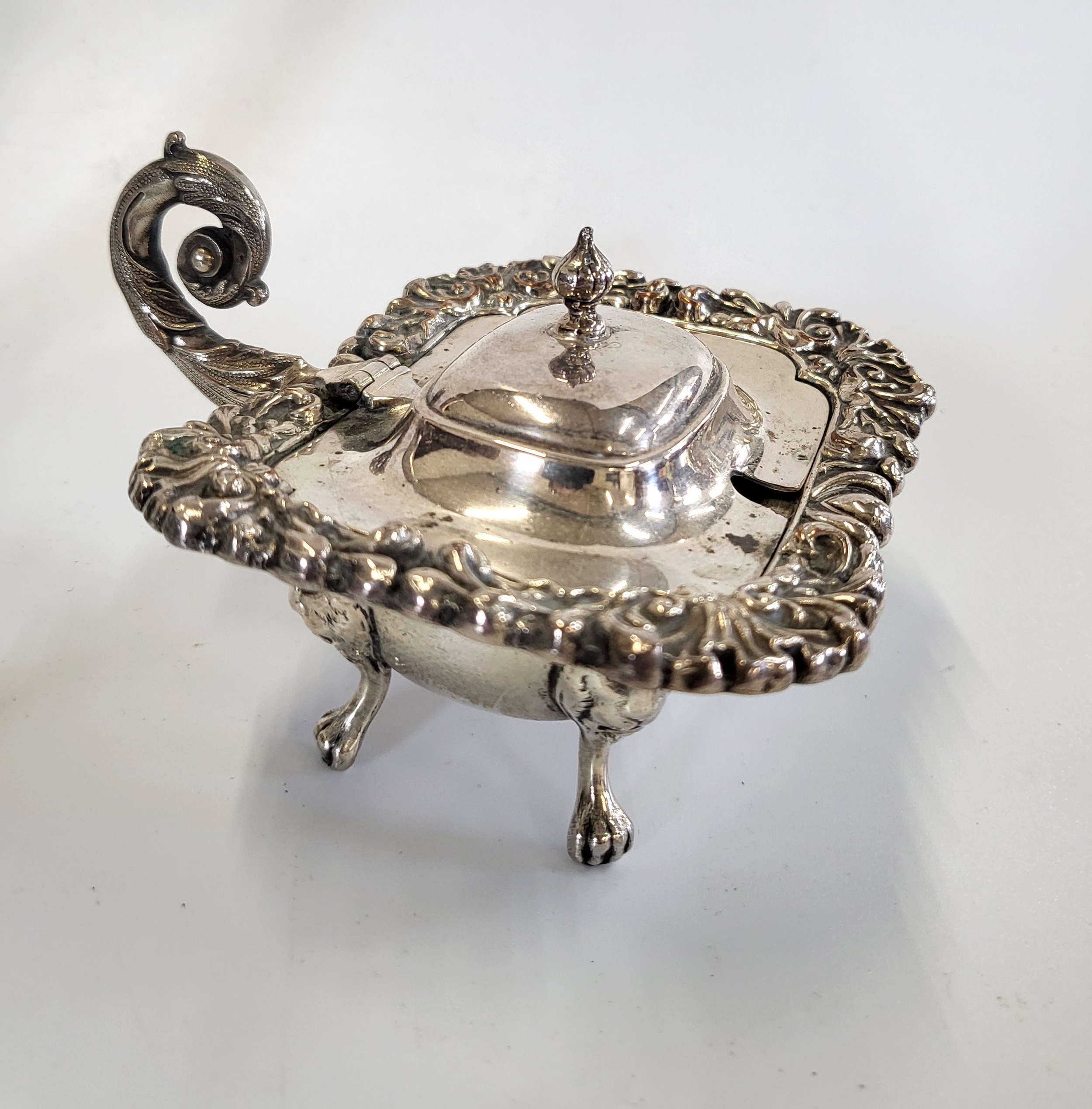 A group of silver plated items, including two mugs, a toast rack, a posy stem vase, and a white - Image 4 of 5