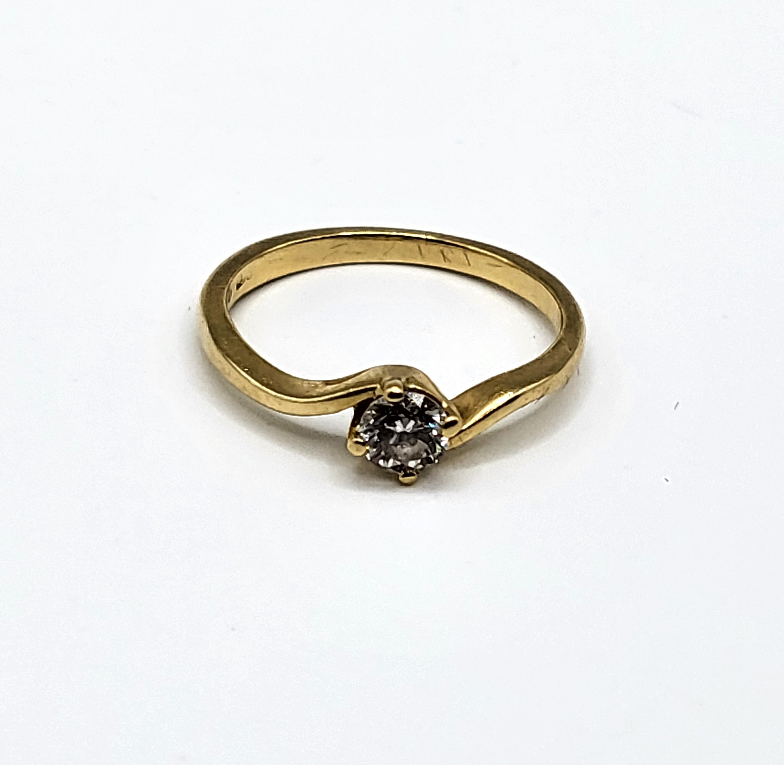 An 18ct yellow gold solitaire diamond ring, set with a round brilliant-cut diamond of - Bild 3 aus 5