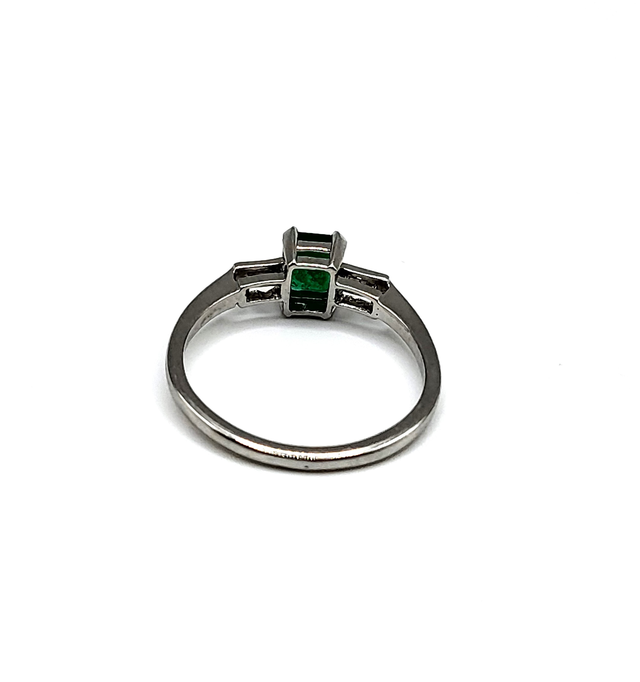 A platinum, emerald, and diamond ring, centred with a mixed rectangular-cut emerald, of - Bild 3 aus 5