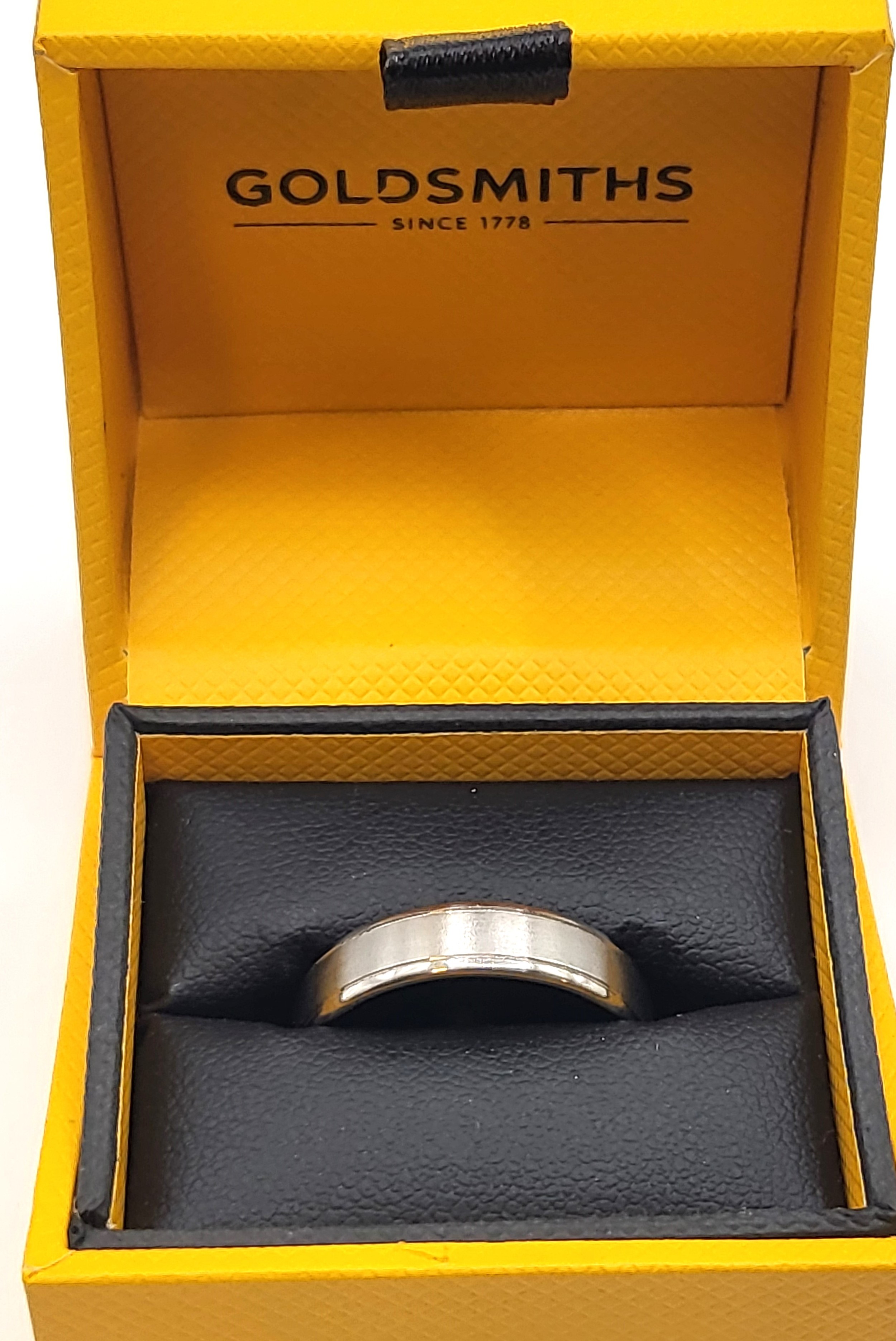 A gentleman's palladium wedding ring, the band with smooth matte and polished finish, hallmarked to