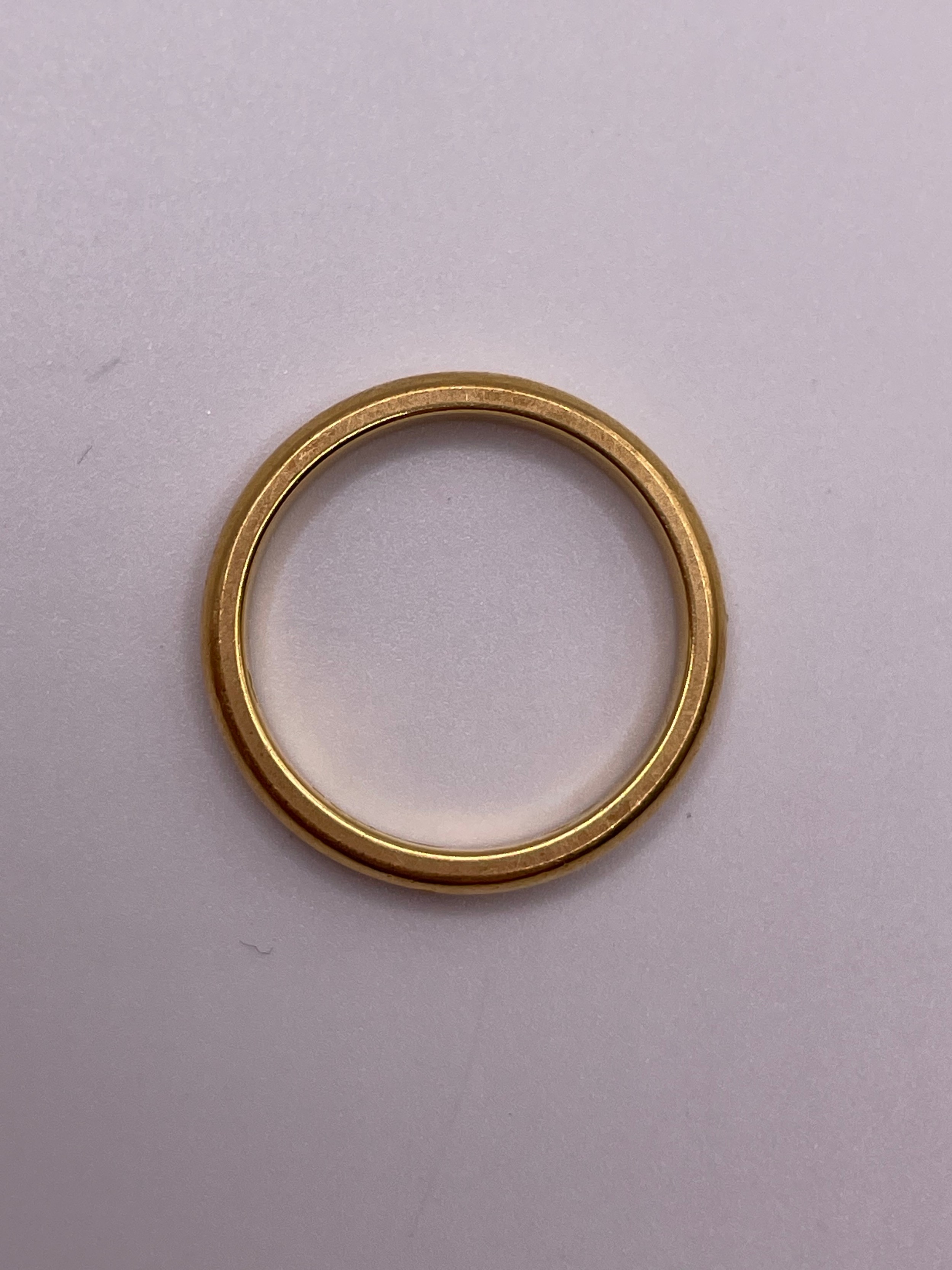 A plain yellow gold wedding band ring, marked 916 to shank, size N. - Bild 2 aus 2