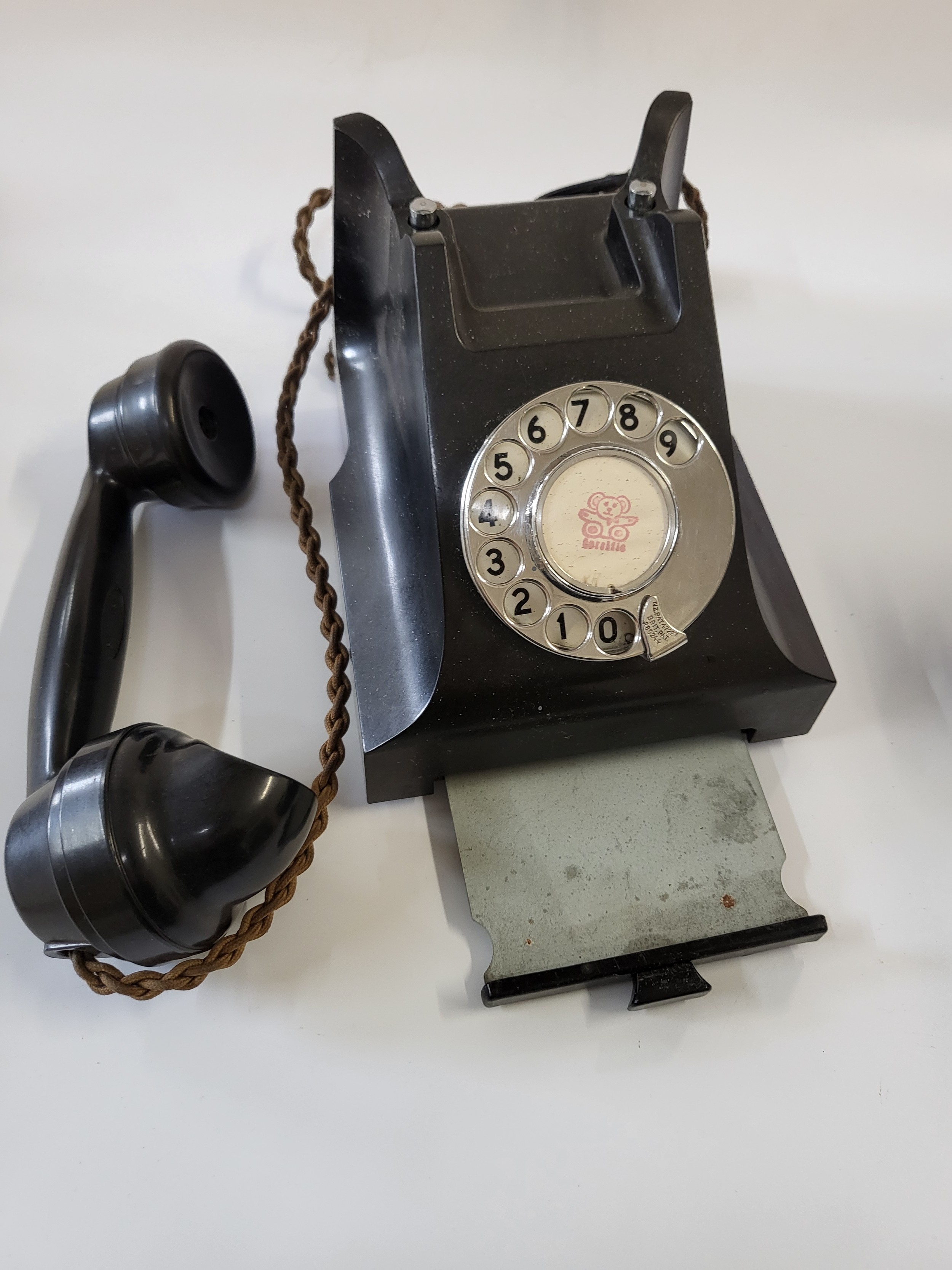 Five telephones comprising of two 1930's Bakelite, a two tone grey from 1960's, a 1970's - Image 2 of 6