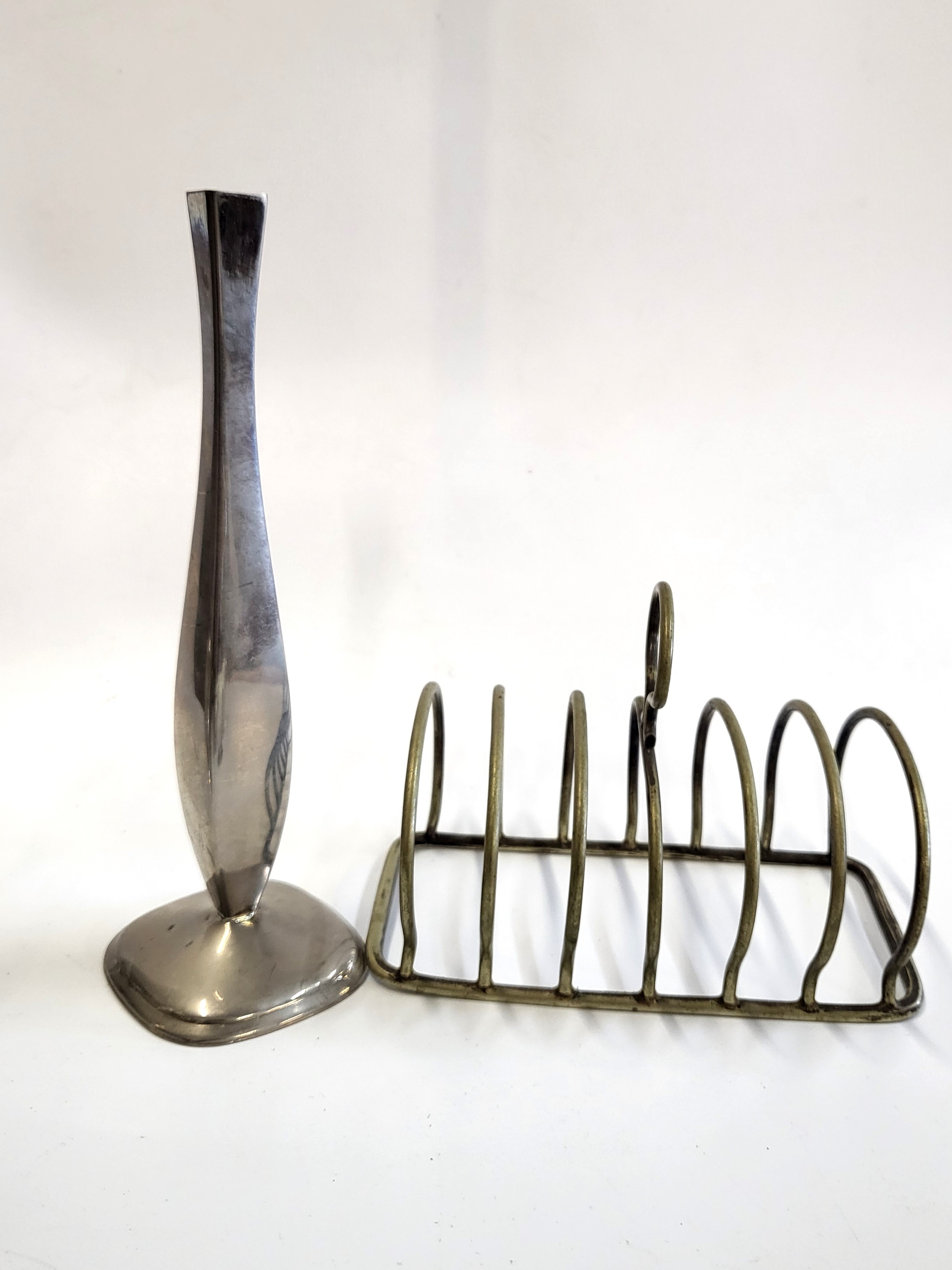 A group of silver plated items, including two mugs, a toast rack, a posy stem vase, and a white - Image 3 of 5