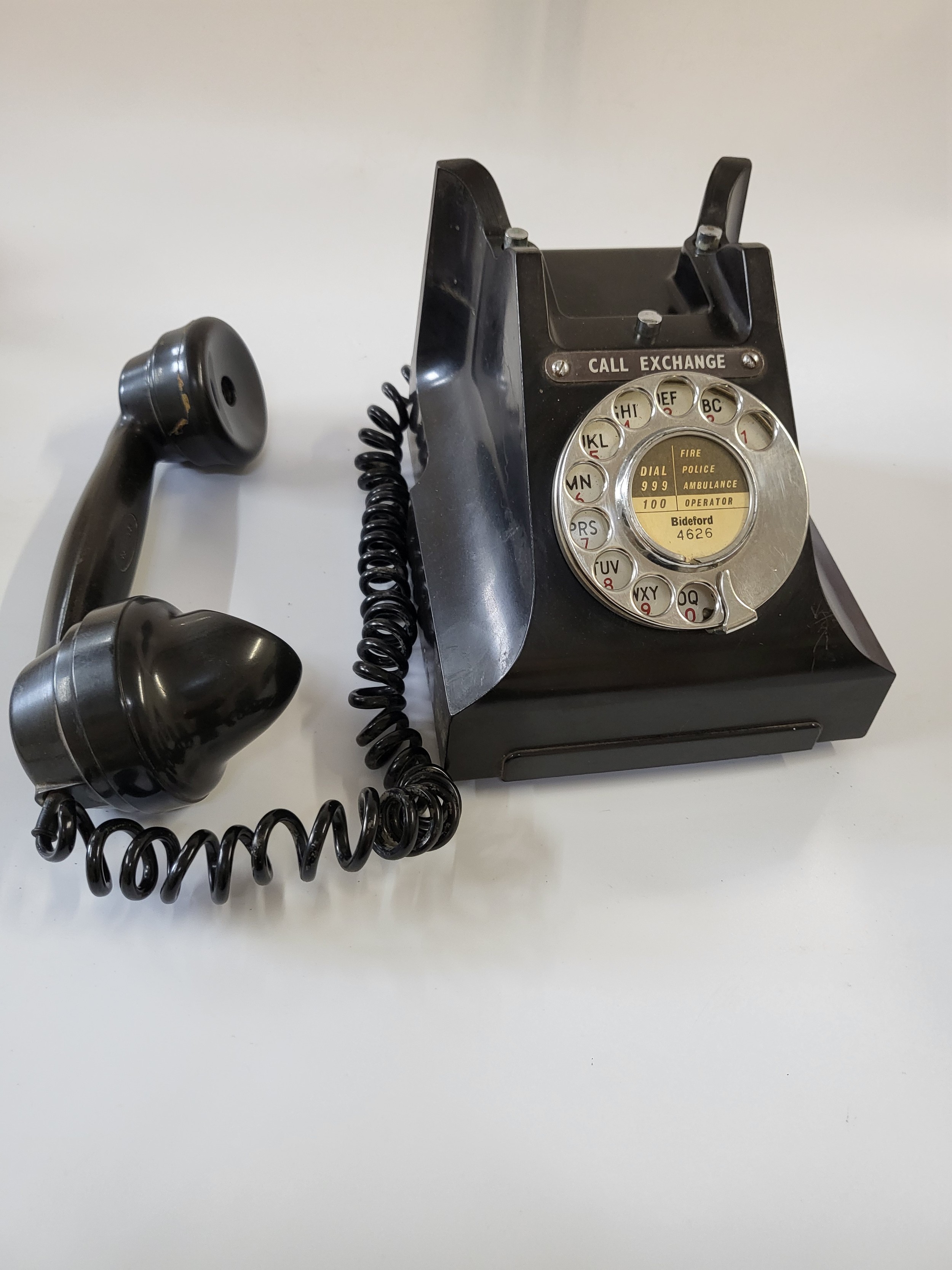 Five telephones comprising of two 1930's Bakelite, a two tone grey from 1960's, a 1970's - Image 5 of 6
