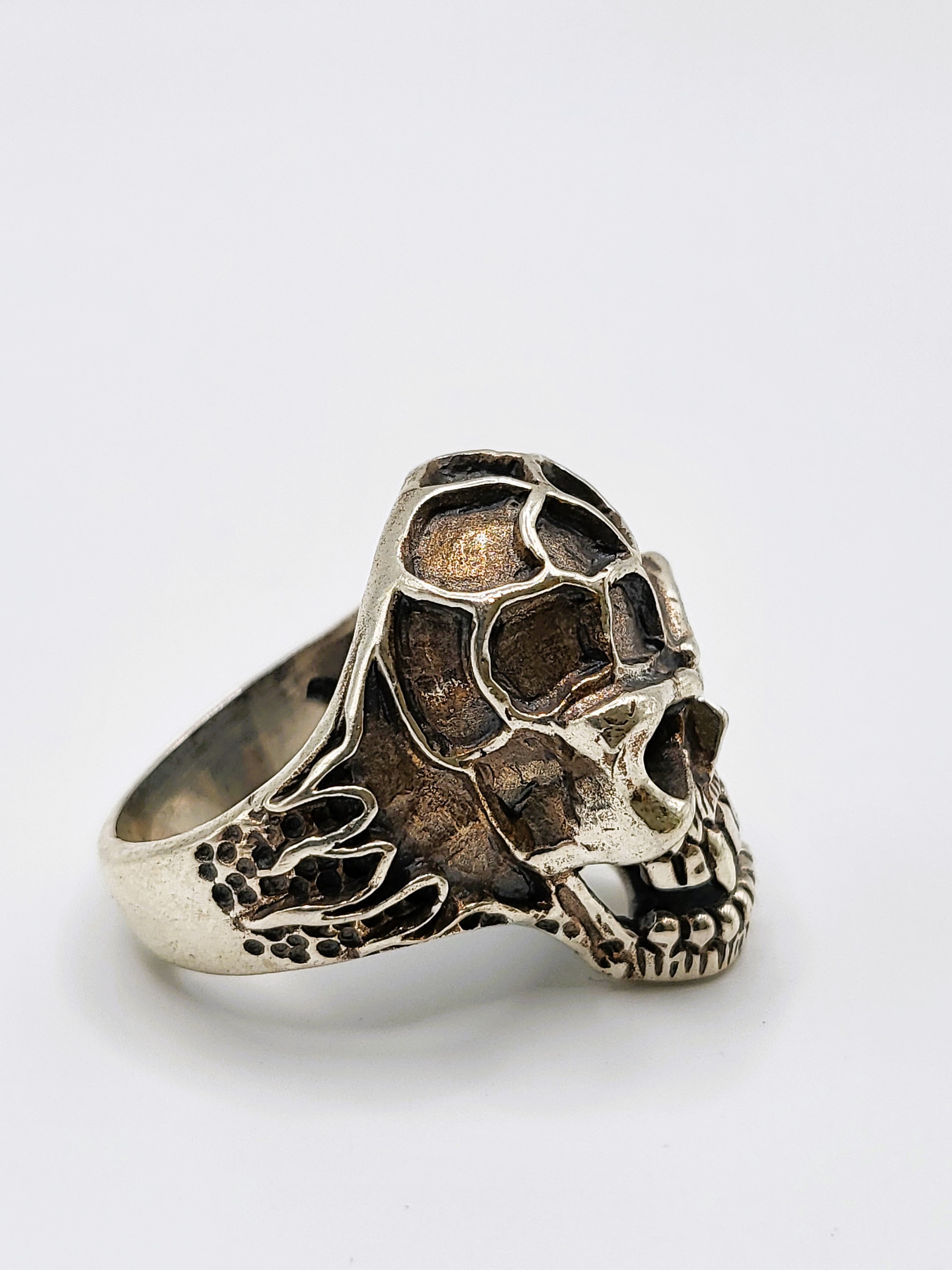 A silver 'knuckleduster' skull ring. - Bild 2 aus 3