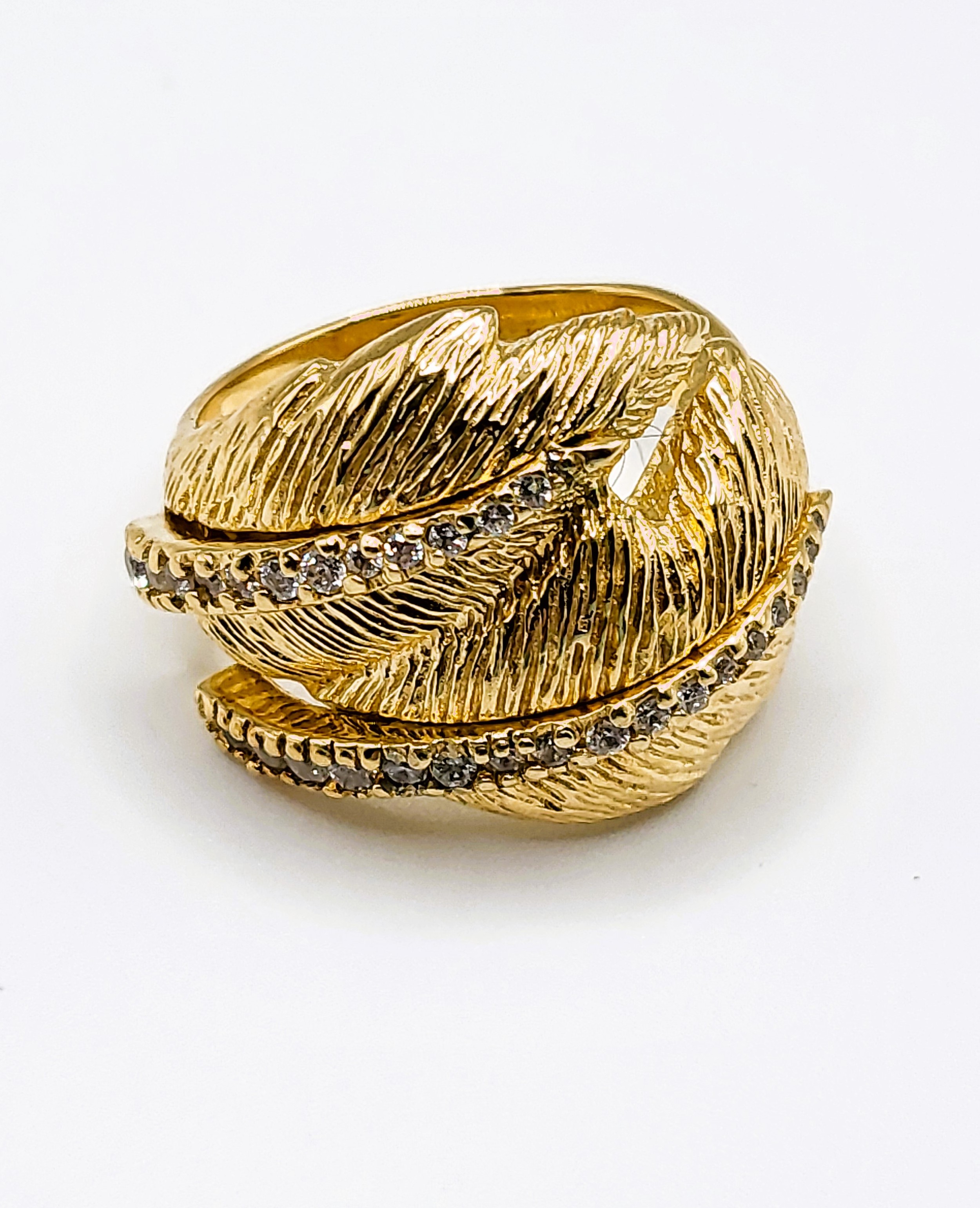 A silver gilt and cubic zirconia double feather design cocktail ring, together with a matching - Bild 2 aus 6