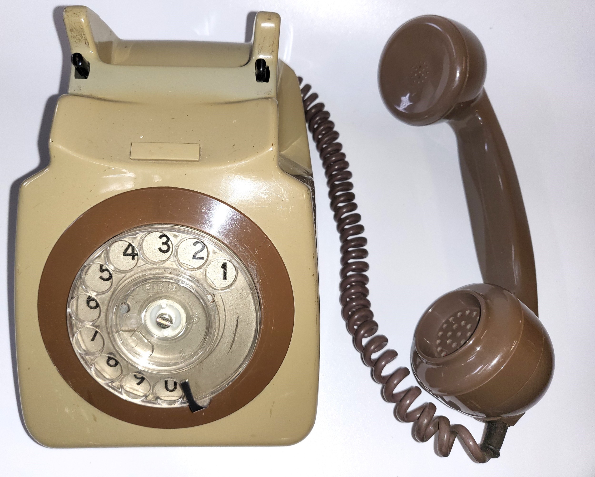 Five telephones comprising of two 1930's Bakelite, a two tone grey from 1960's, a 1970's - Image 4 of 6