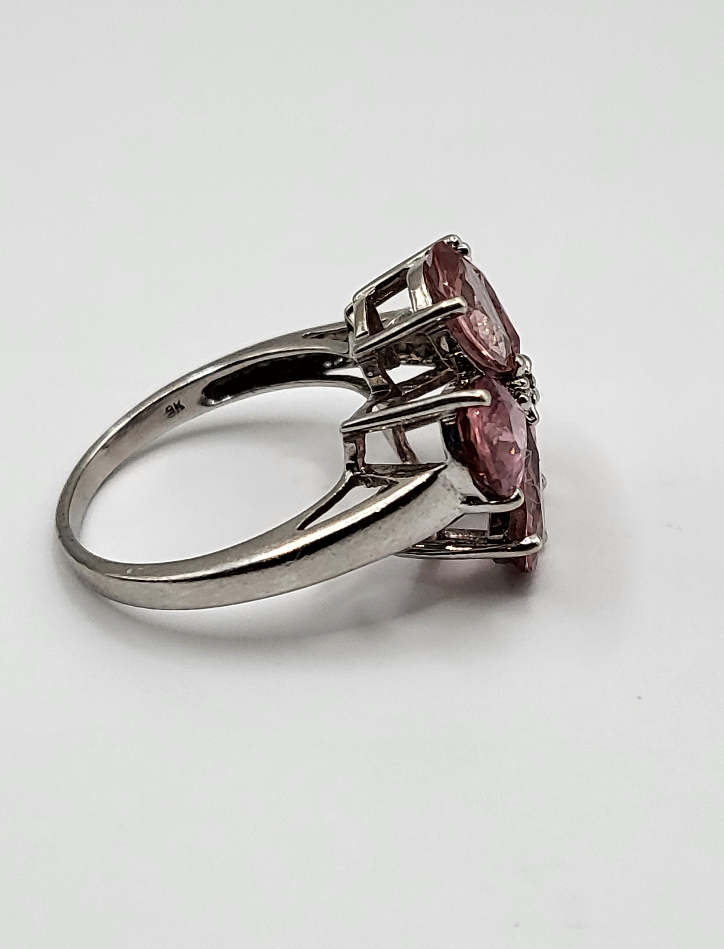 A 9ct white gold and pink tourmaline floral cluster ring, set with five mixed pear-cut petals, - Bild 3 aus 5