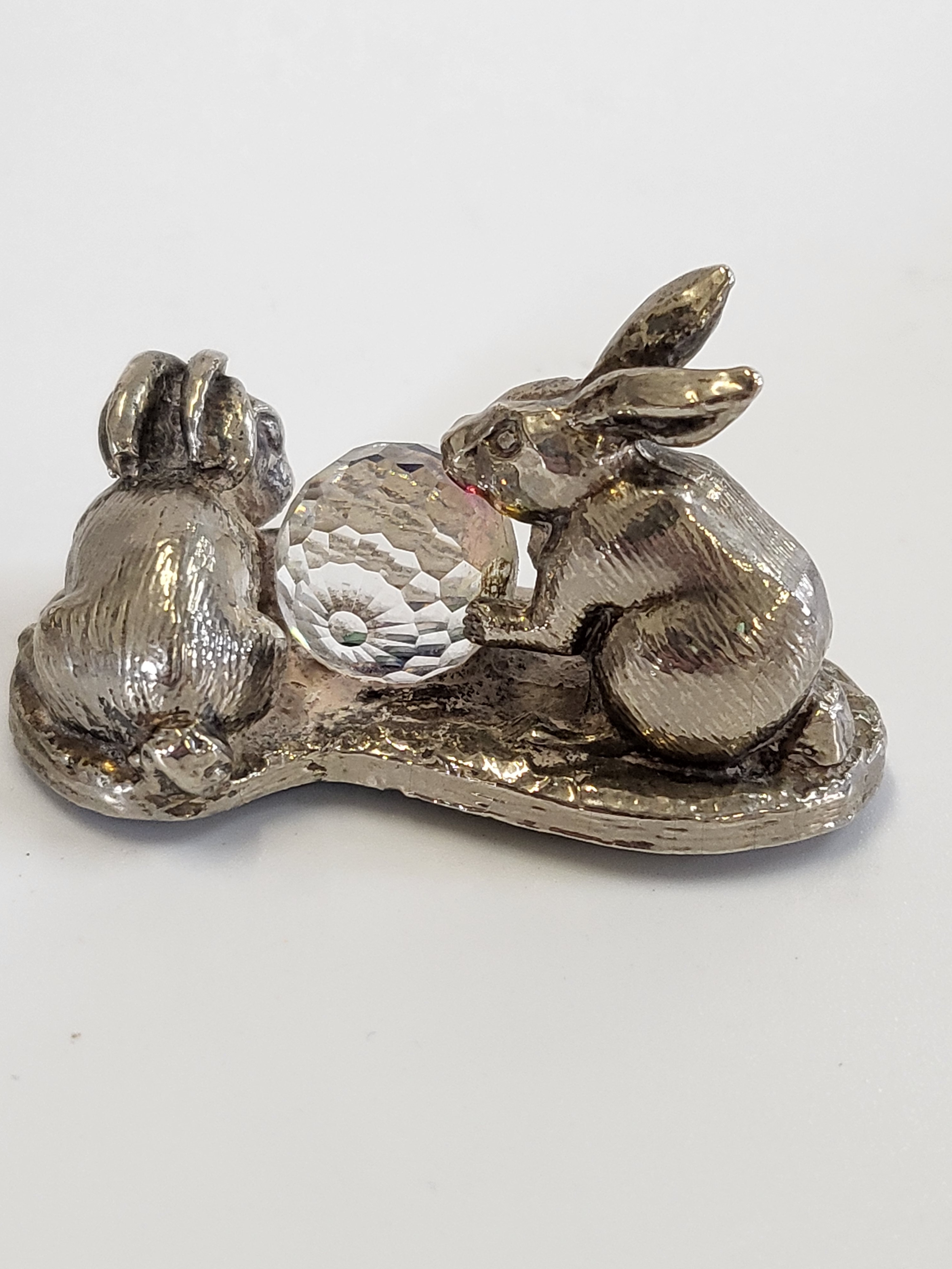 A group of silver plated items, including two mugs, a toast rack, a posy stem vase, and a white - Image 5 of 5