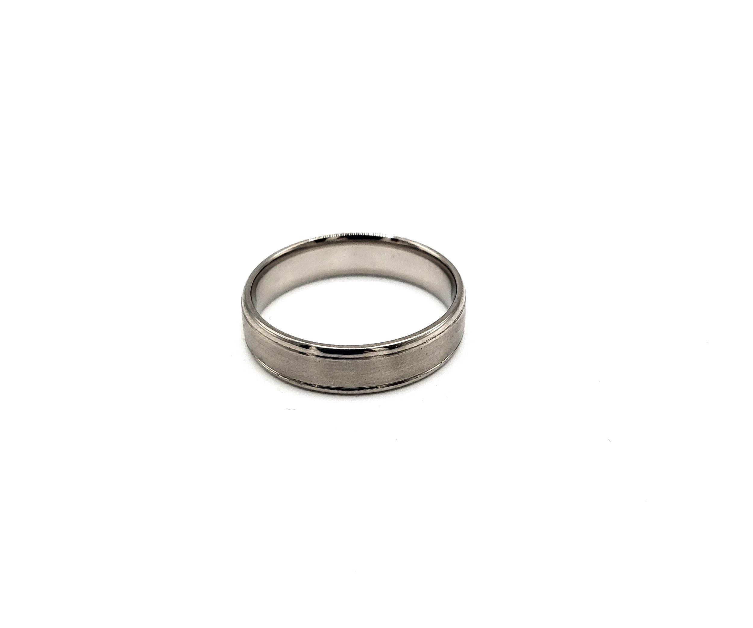 A gentleman's palladium wedding ring, the band with smooth matte and polished finish, hallmarked to - Bild 2 aus 2