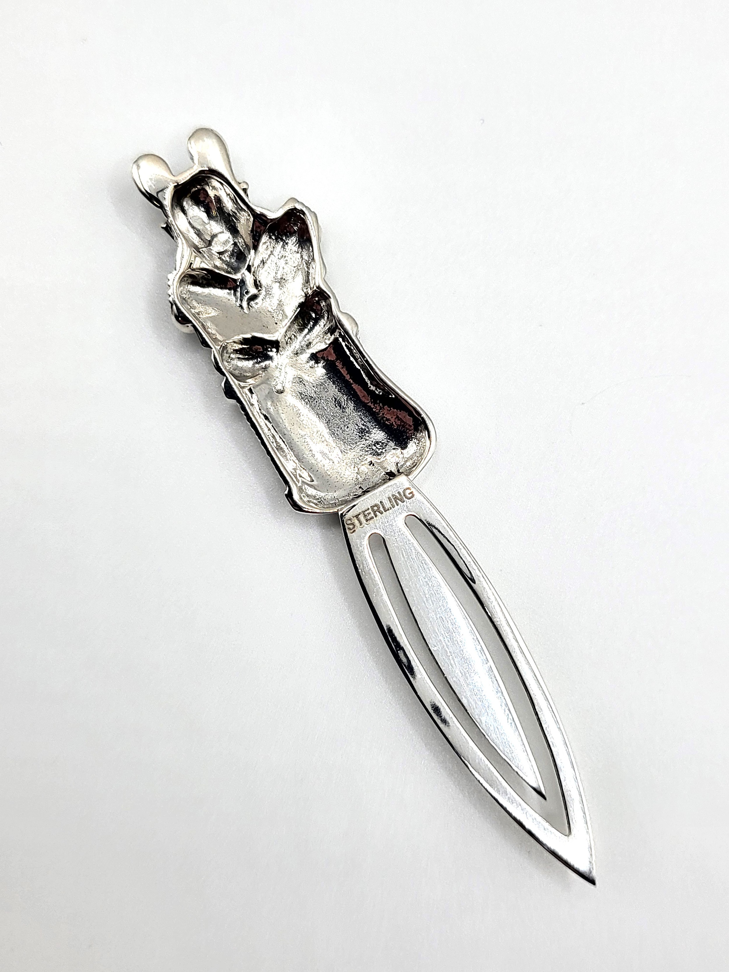 A sterling silver bookmark, depicting a mouse reading a book. 7cm. - Image 3 of 3