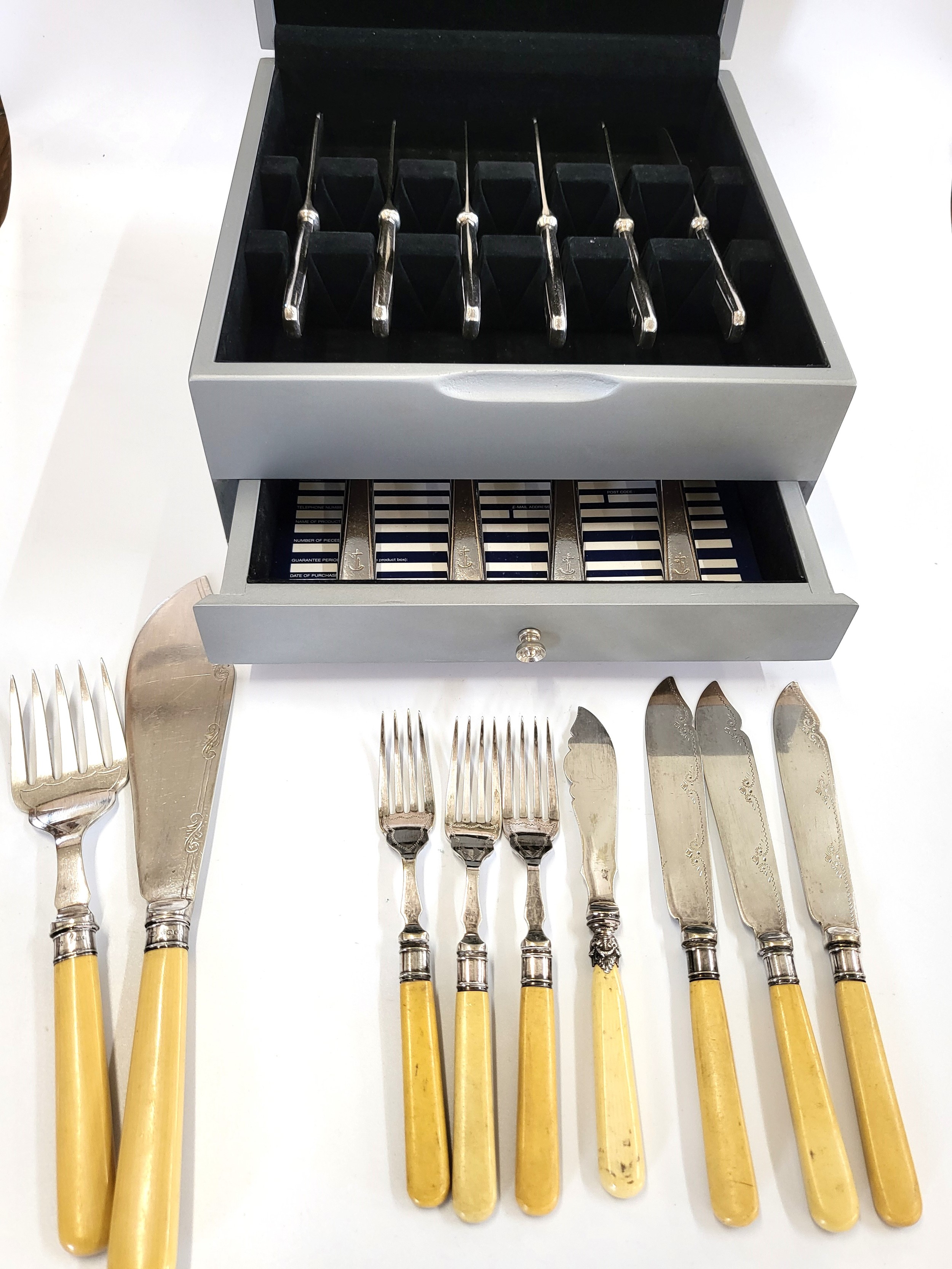 Canteen of cutlery in silver plate, together with sundry various cutlery pieces.