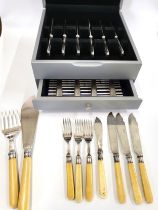 Canteen of cutlery in silver plate, together with sundry various cutlery pieces.