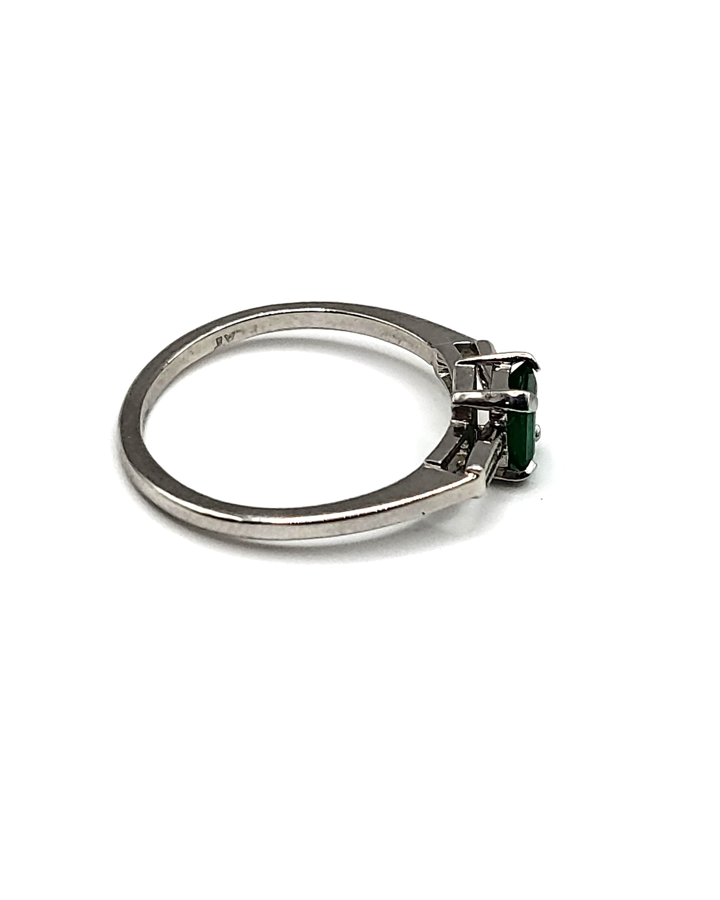 A platinum, emerald, and diamond ring, centred with a mixed rectangular-cut emerald, of - Bild 4 aus 5