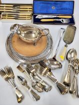 A collection of silver plated items, including a gravy boat, cased fish servers, a crumb scoop,