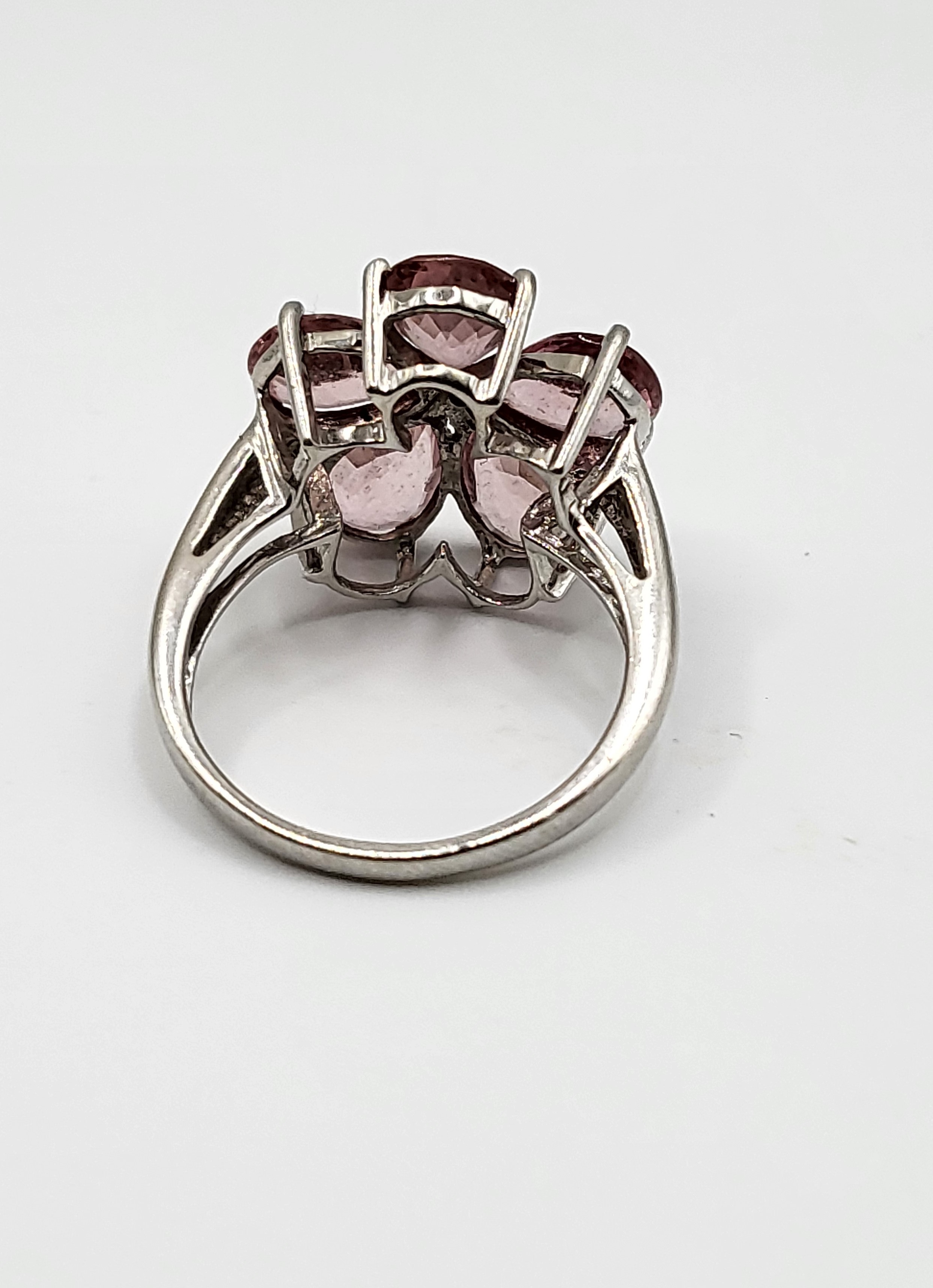 A 9ct white gold and pink tourmaline floral cluster ring, set with five mixed pear-cut petals, - Bild 4 aus 5