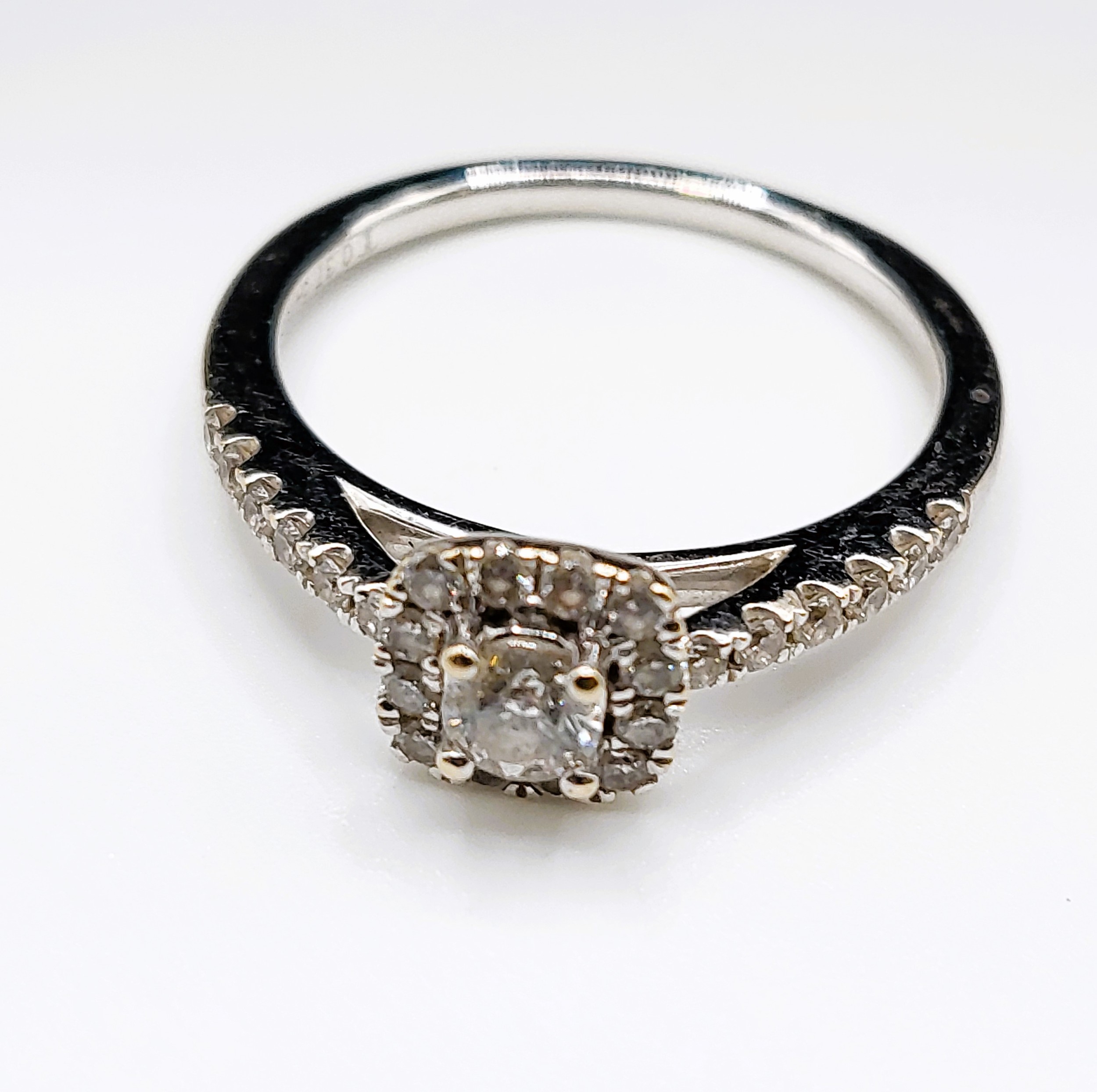 An 18ct white gold and diamond engagement ring, centred with a round brilliant-cut diamond of - Bild 3 aus 5