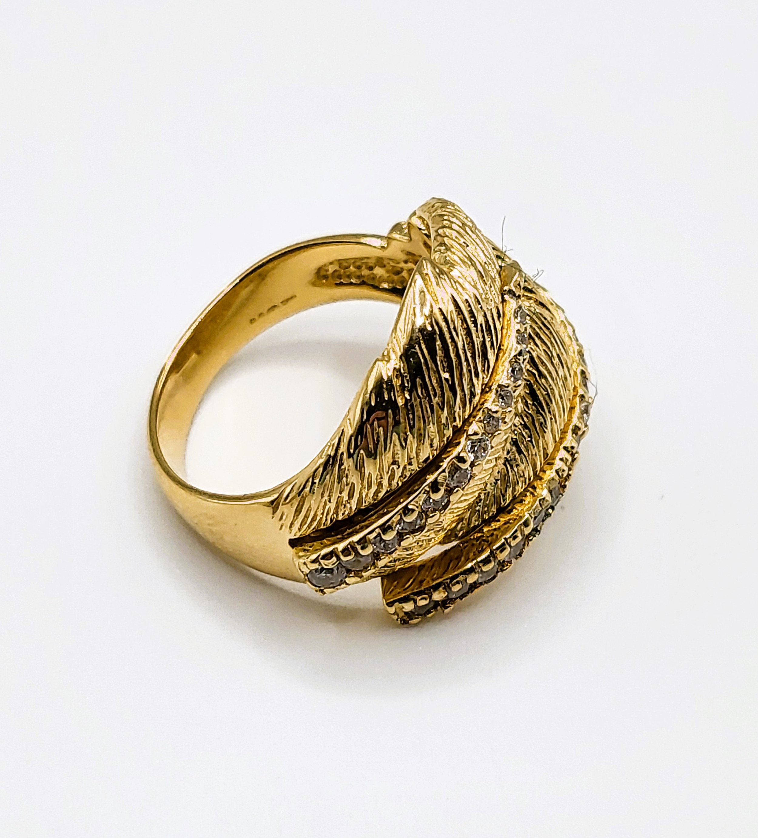 A silver gilt and cubic zirconia double feather design cocktail ring, together with a matching - Bild 3 aus 6
