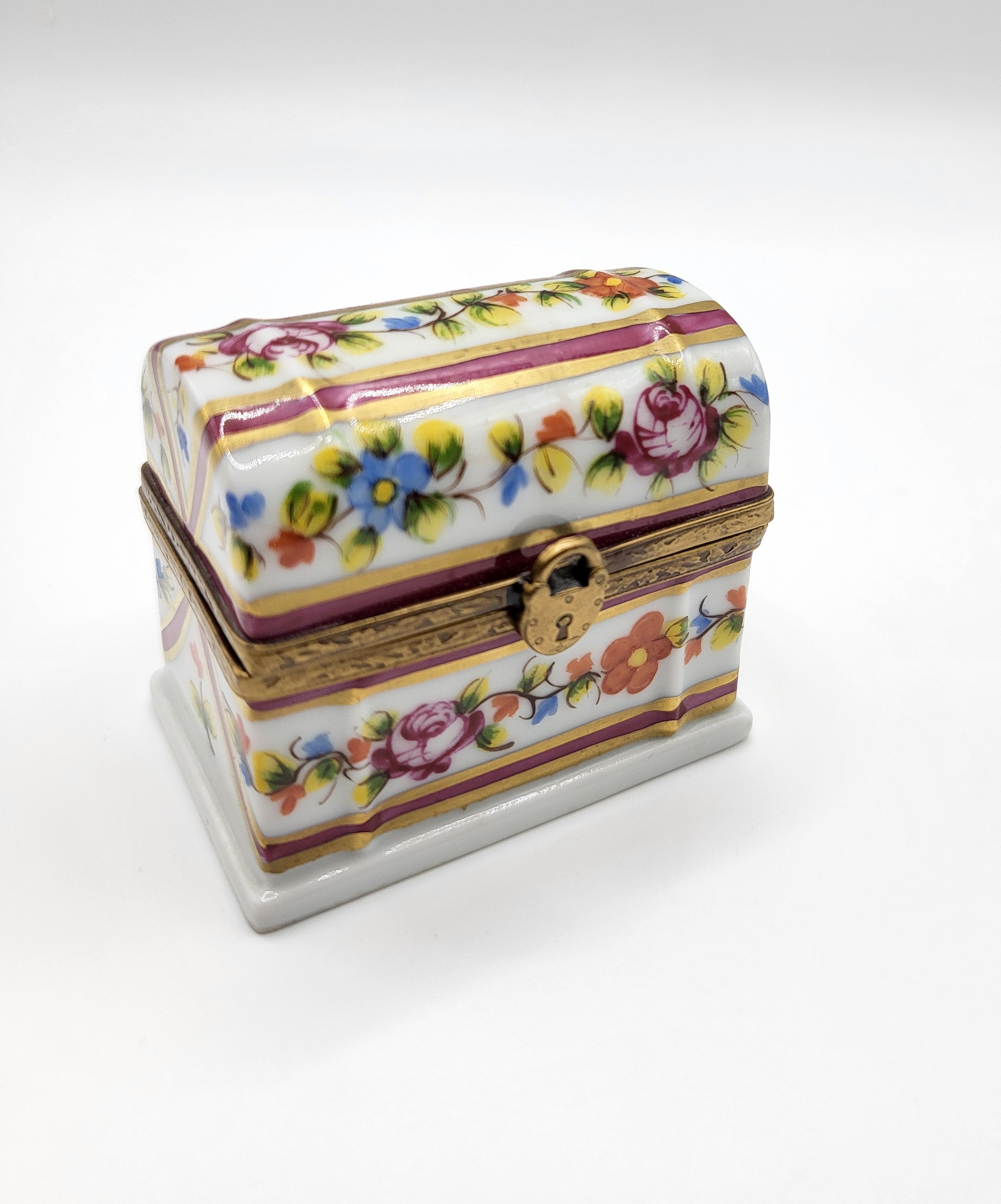 A hand-painted Limoge box, with polychrome decoration, containing three miniature perfume - Bild 2 aus 3