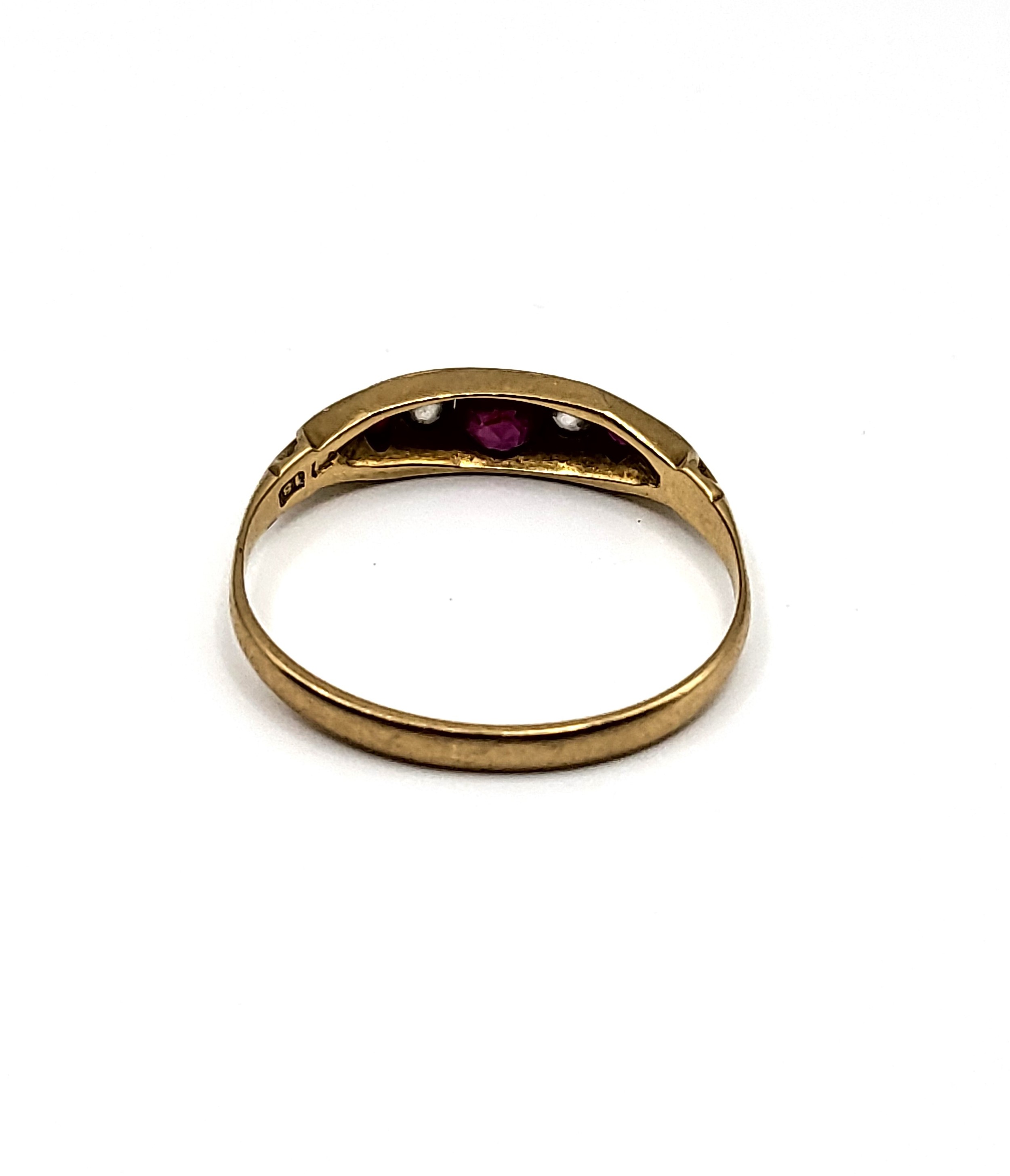 An 18ct yellow gold, diamond, and ruby ring, set with a larger round-cut ruby, two old-cut diamonds, - Bild 5 aus 5