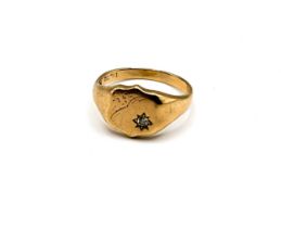 A 9ct yellow gold gents signet ring, the shield-shaped mount with worn engraved decoration, inset