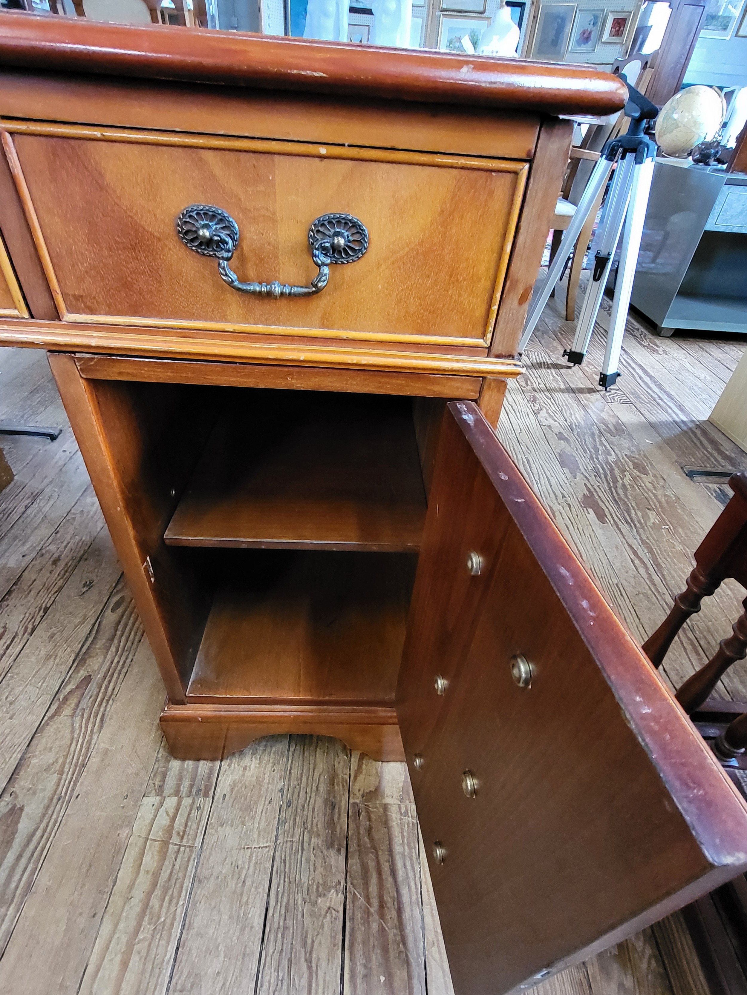 A wooden pedestal desk, with green leather top, in three parts. Left cabinet has three drawers, - Image 2 of 3