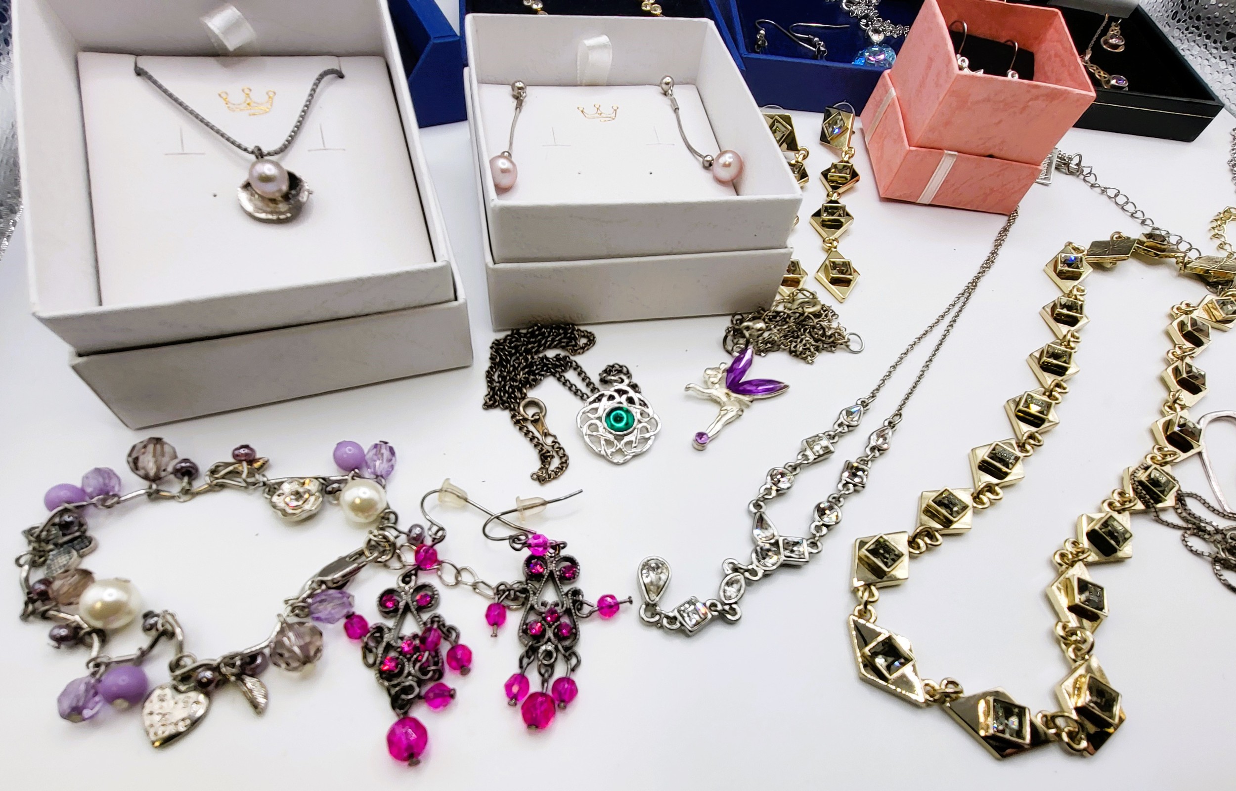 A group of various Swarovski necklaces and earrings (boxed), together with a group of sundry costume - Image 4 of 5