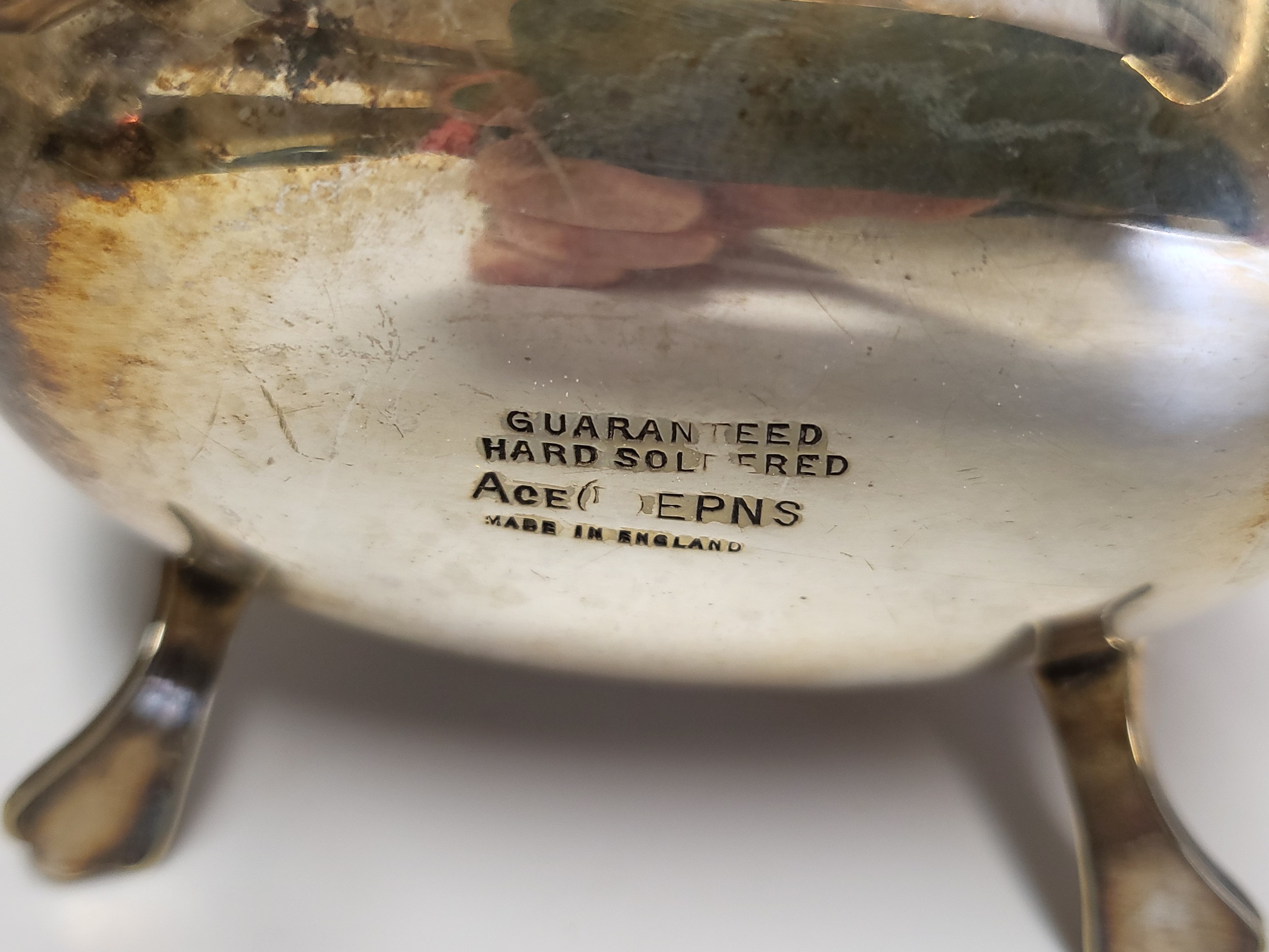 A silver plated tea set, comprising of teapot, milk jug, and sugar bowl, with shaped rim, raised - Bild 2 aus 2