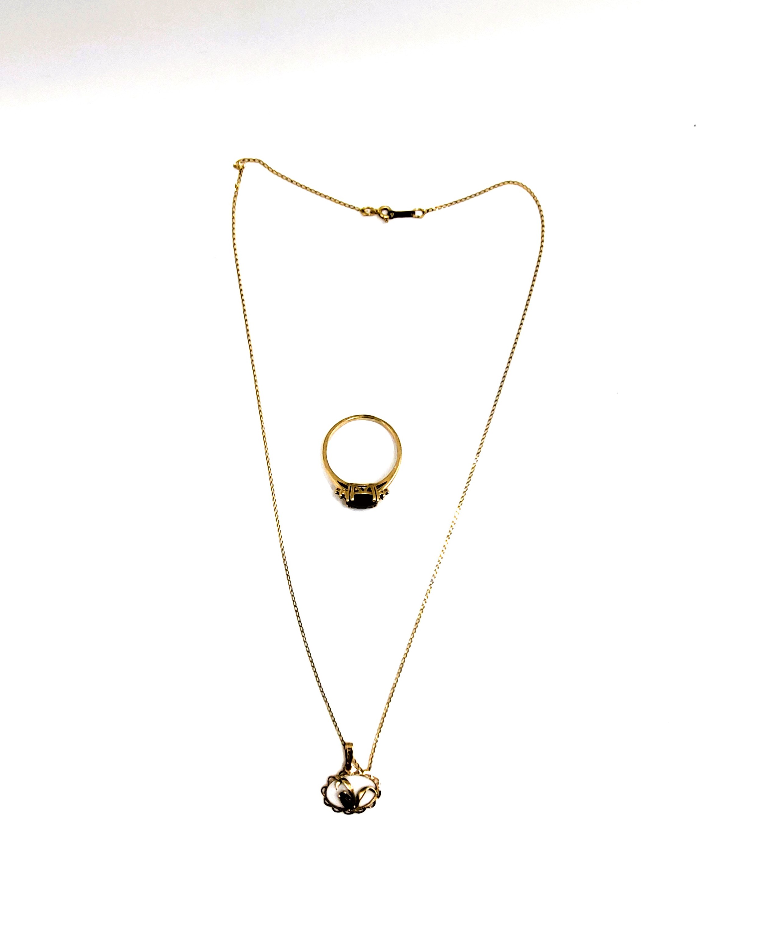 A 9ct yellow gold, diamond, and garnet ring, set with a round chequerboard-cut garnet, size P 1/2, - Bild 2 aus 5